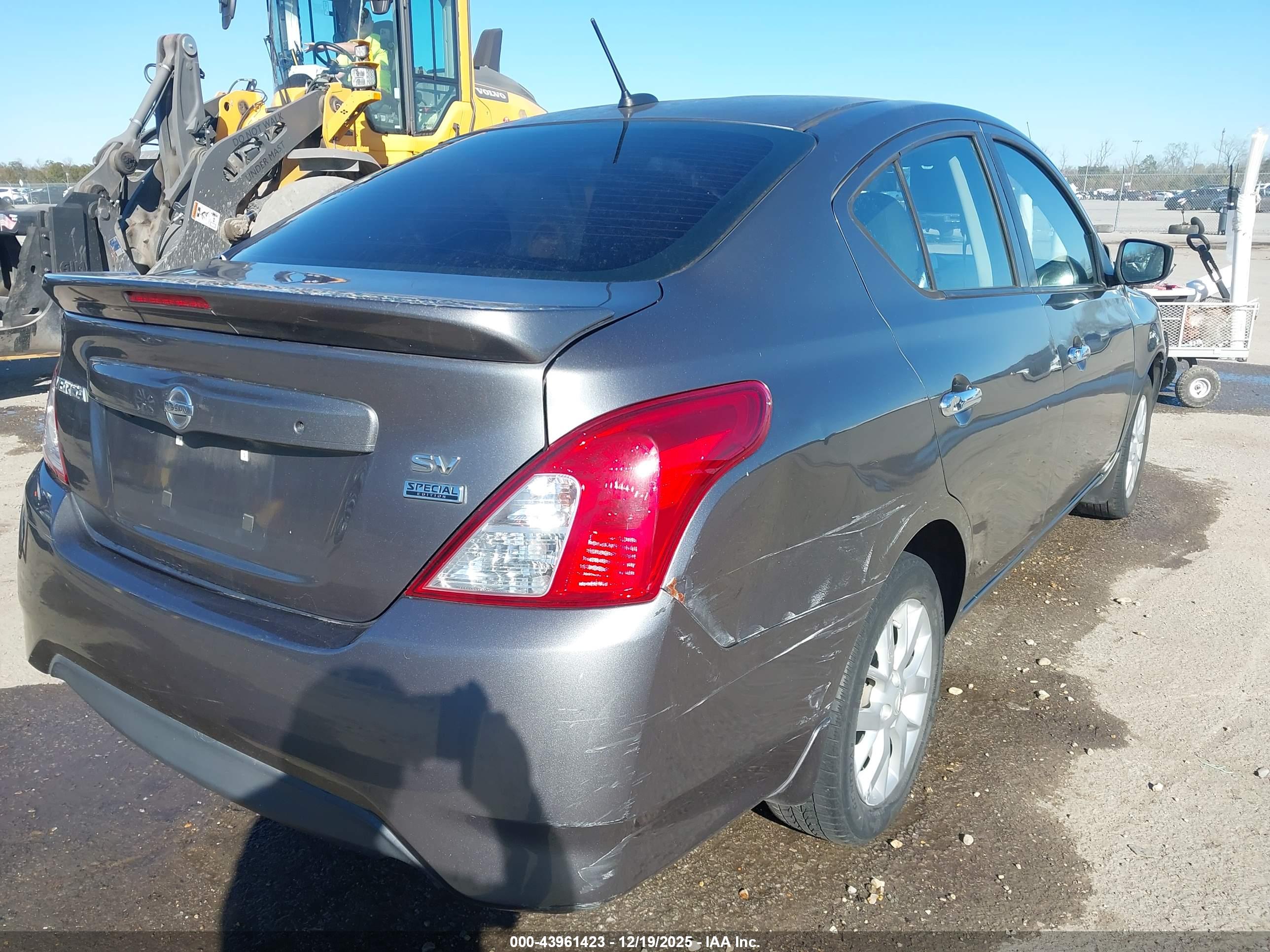 NISSAN VERSA image 4