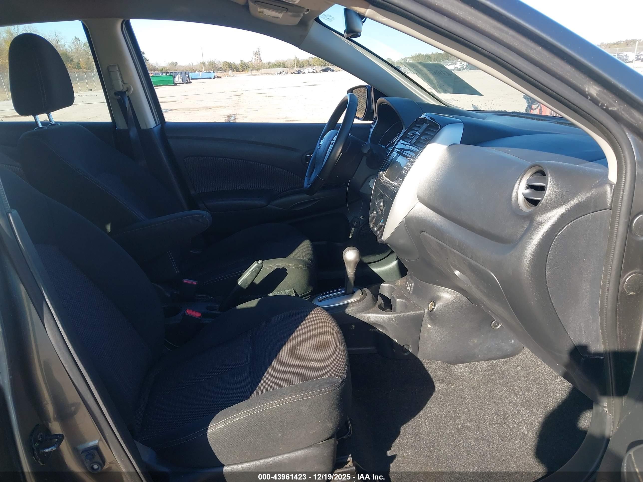 NISSAN VERSA image 5