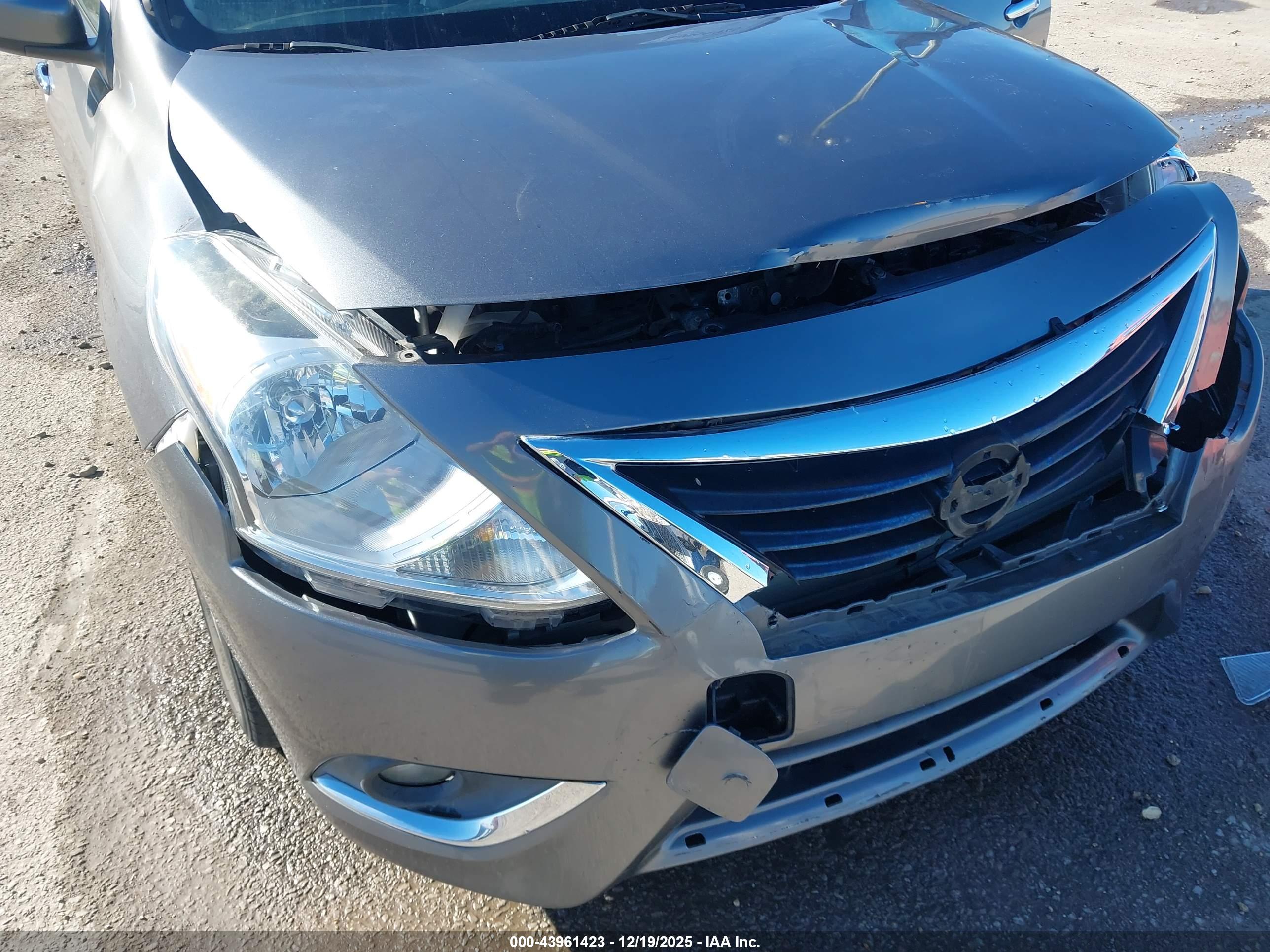 NISSAN VERSA image 6