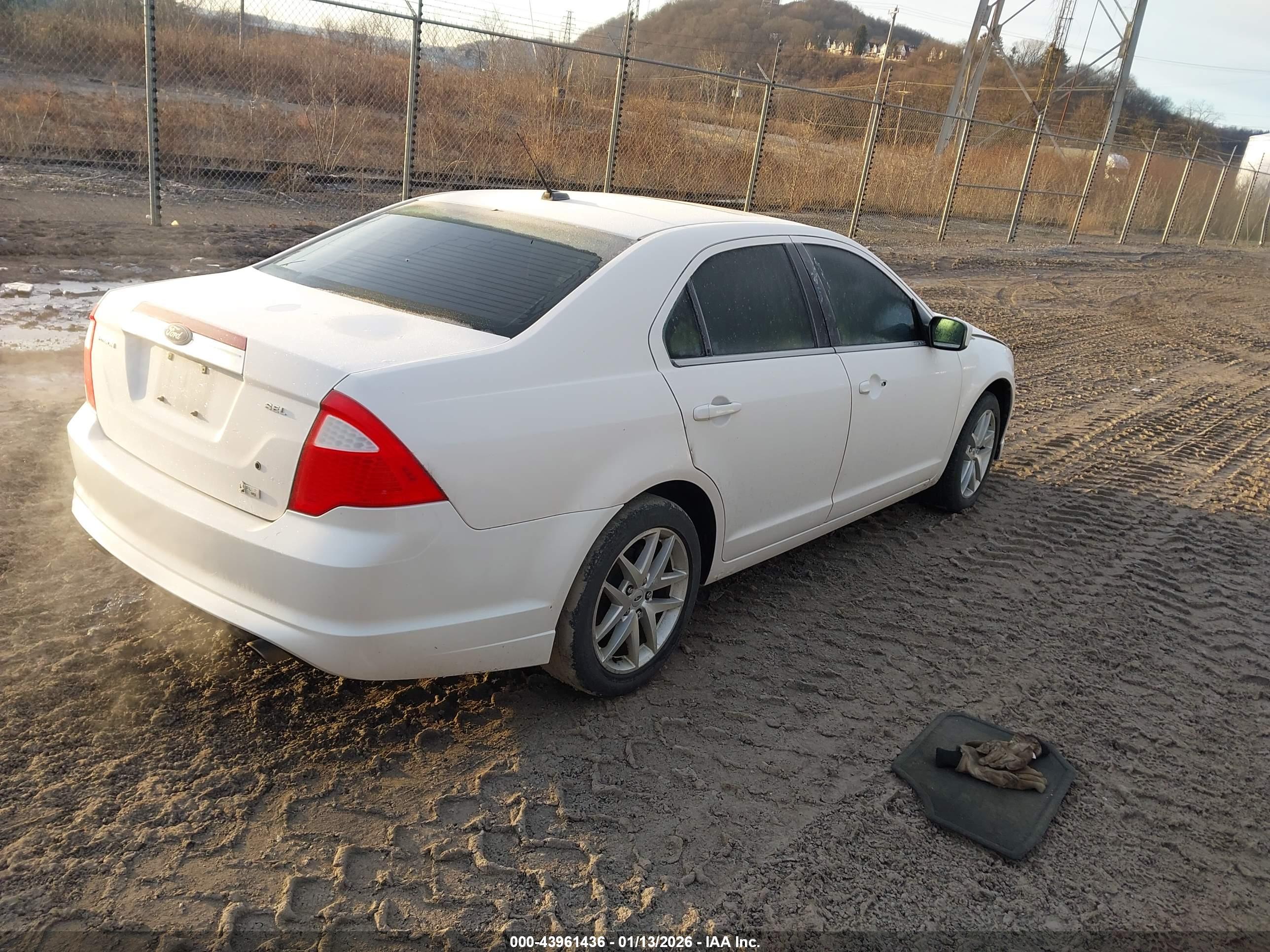 FORD FUSION image 4