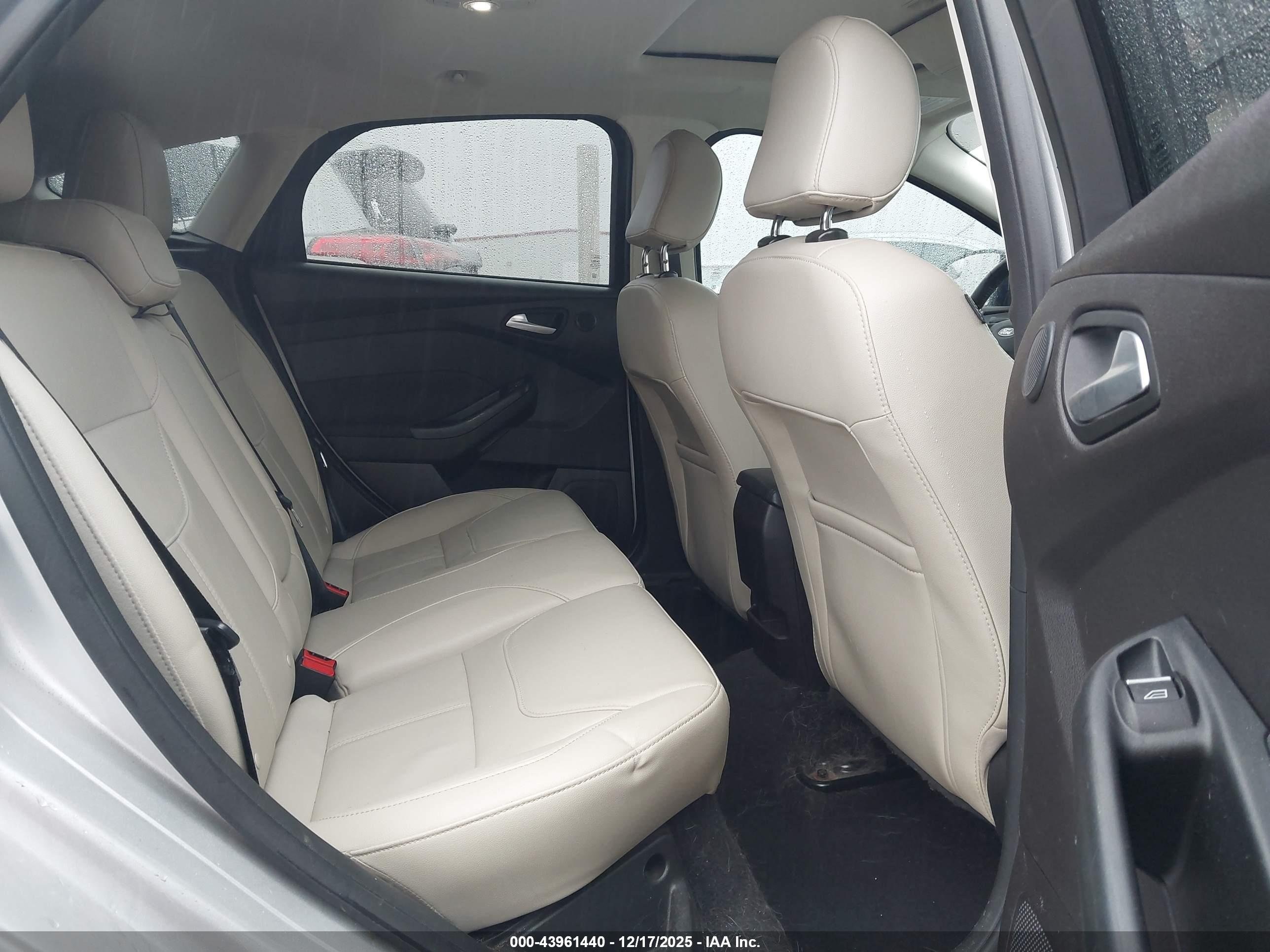 FORD FOCUS image 8