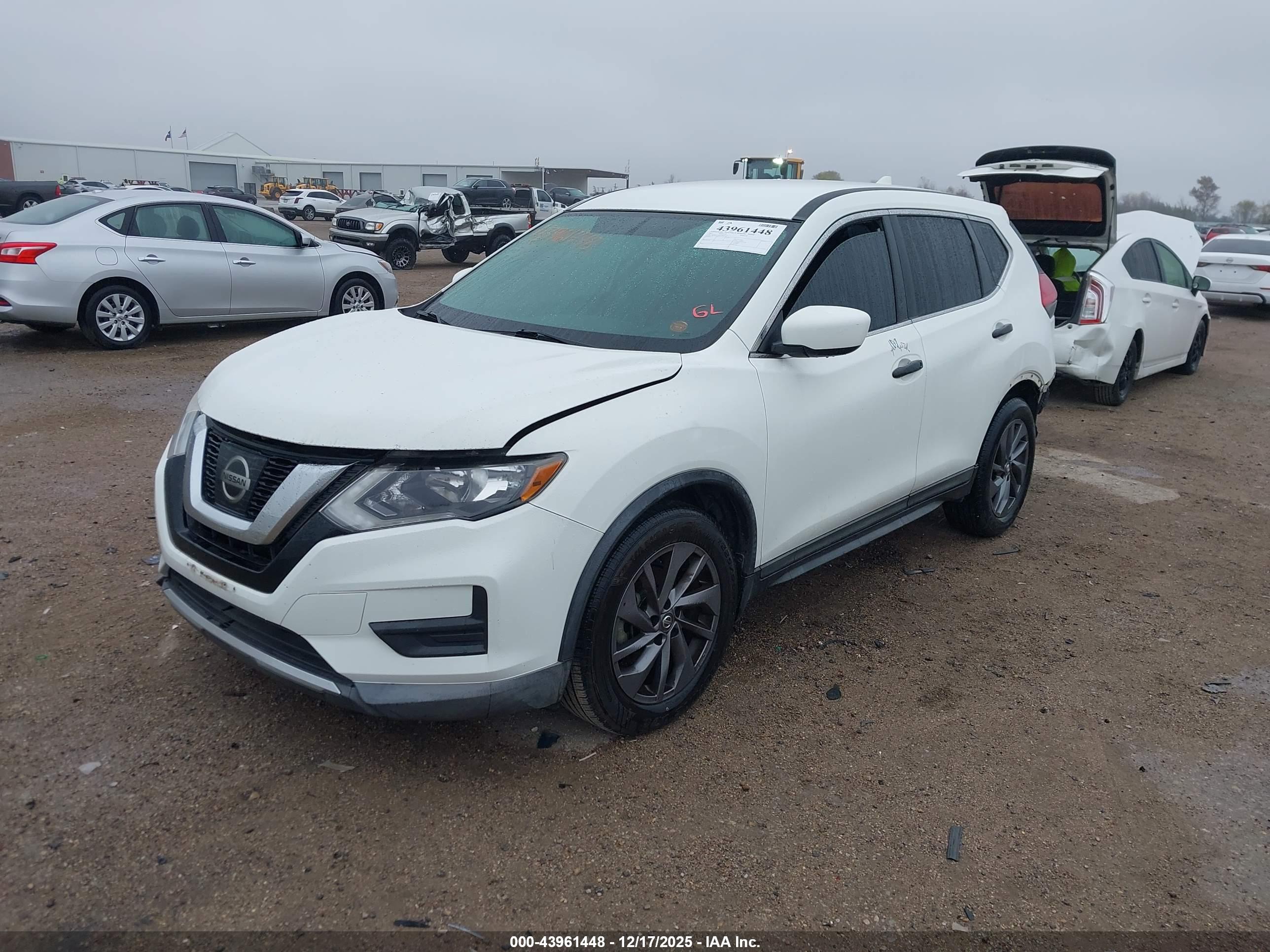 NISSAN ROGUE image 2