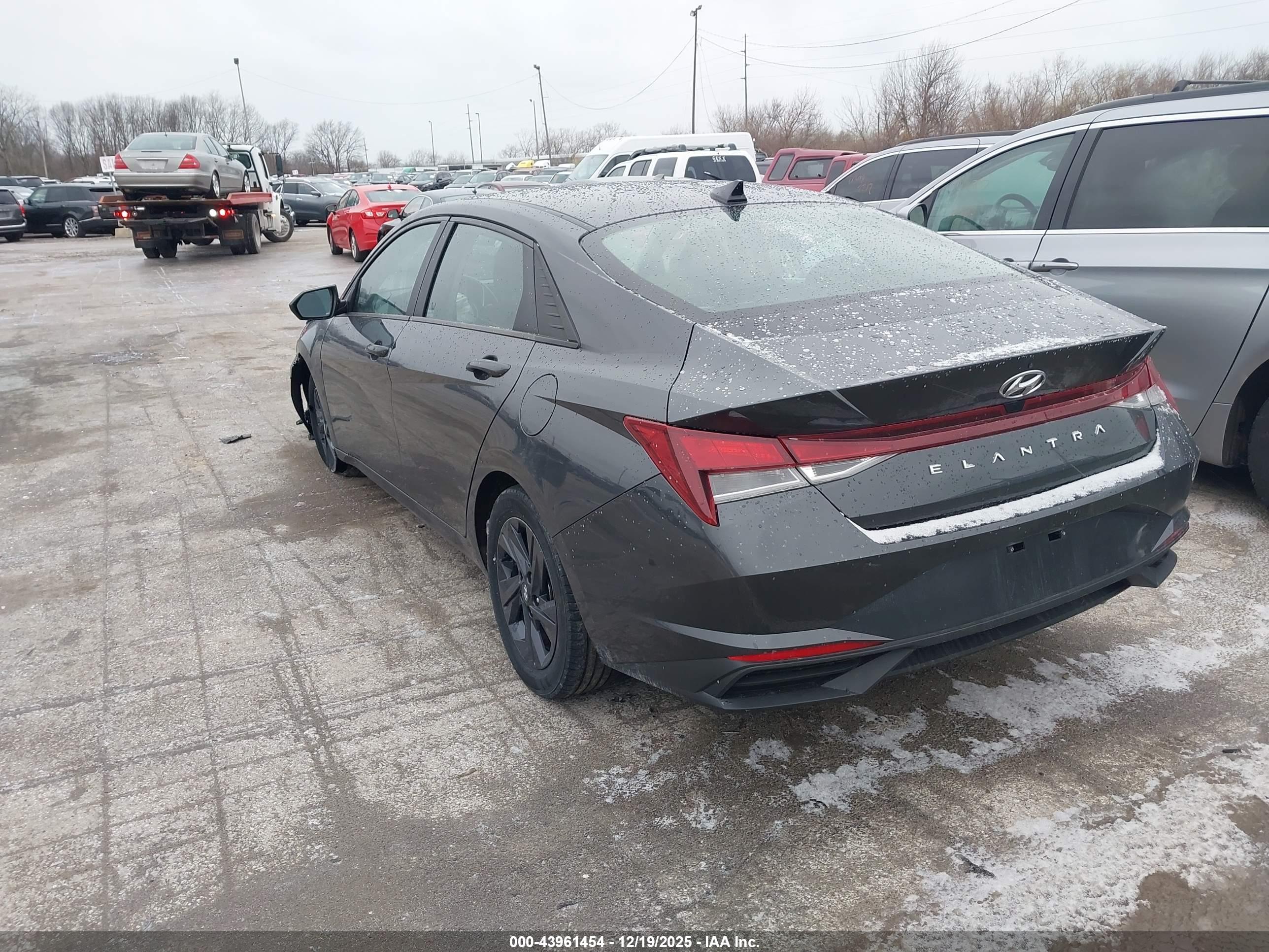 HYUNDAI ELANTRA image 3