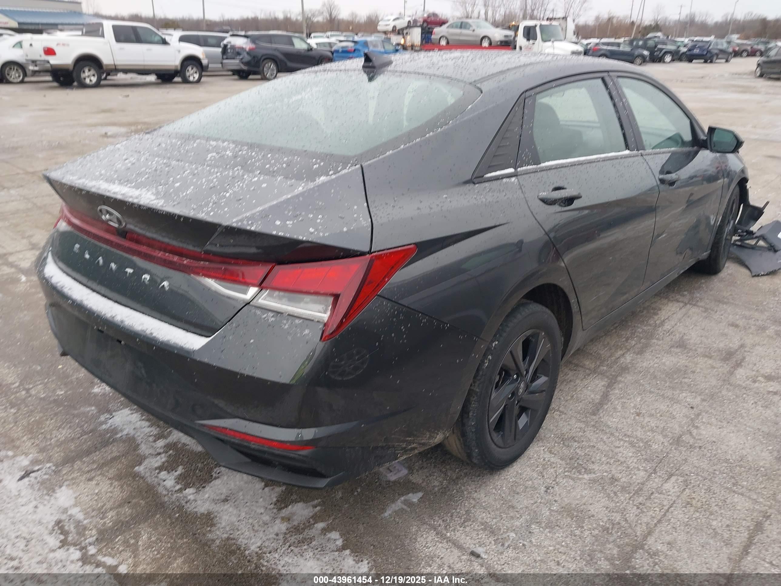 HYUNDAI ELANTRA image 4