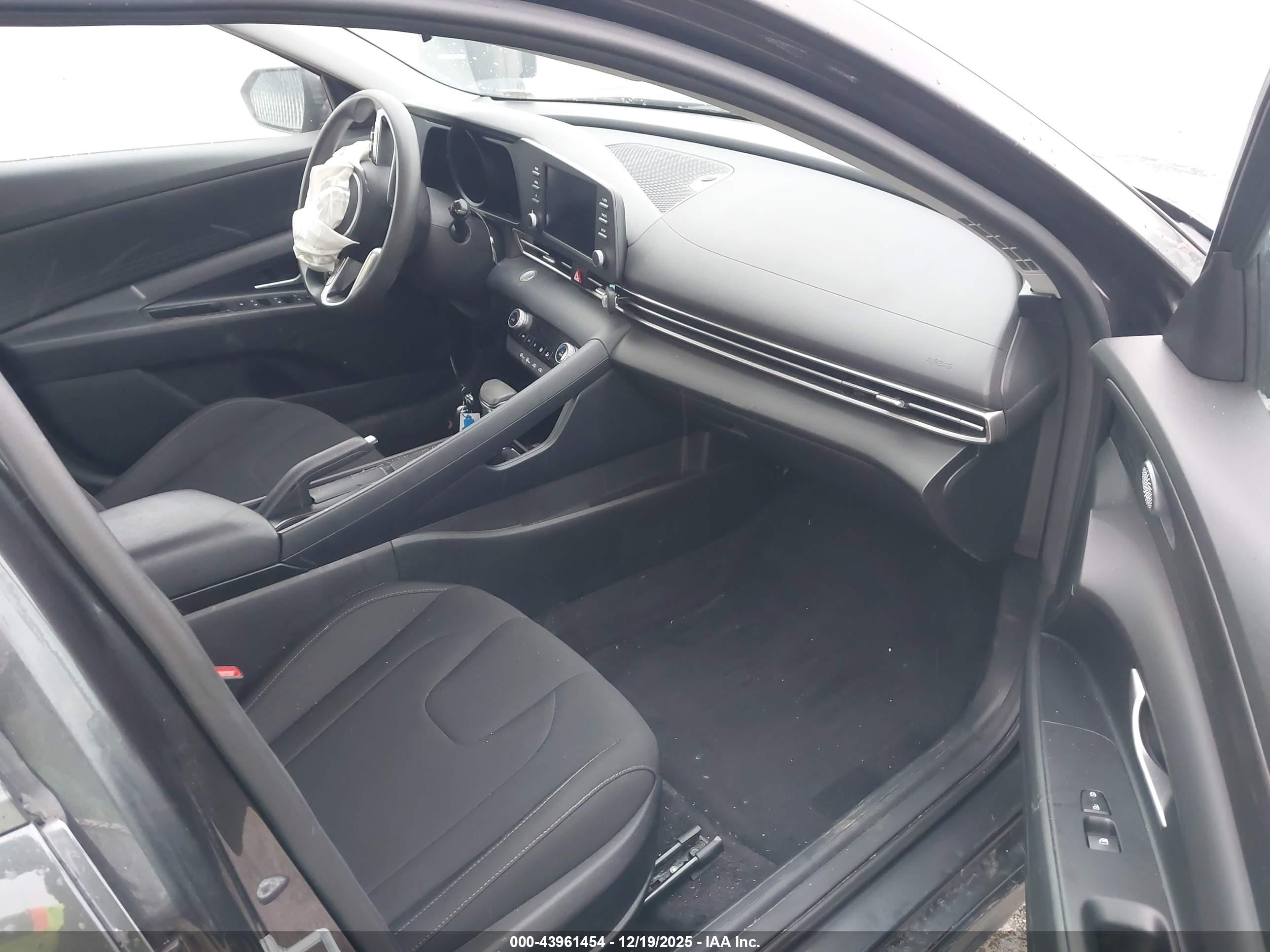 HYUNDAI ELANTRA image 5
