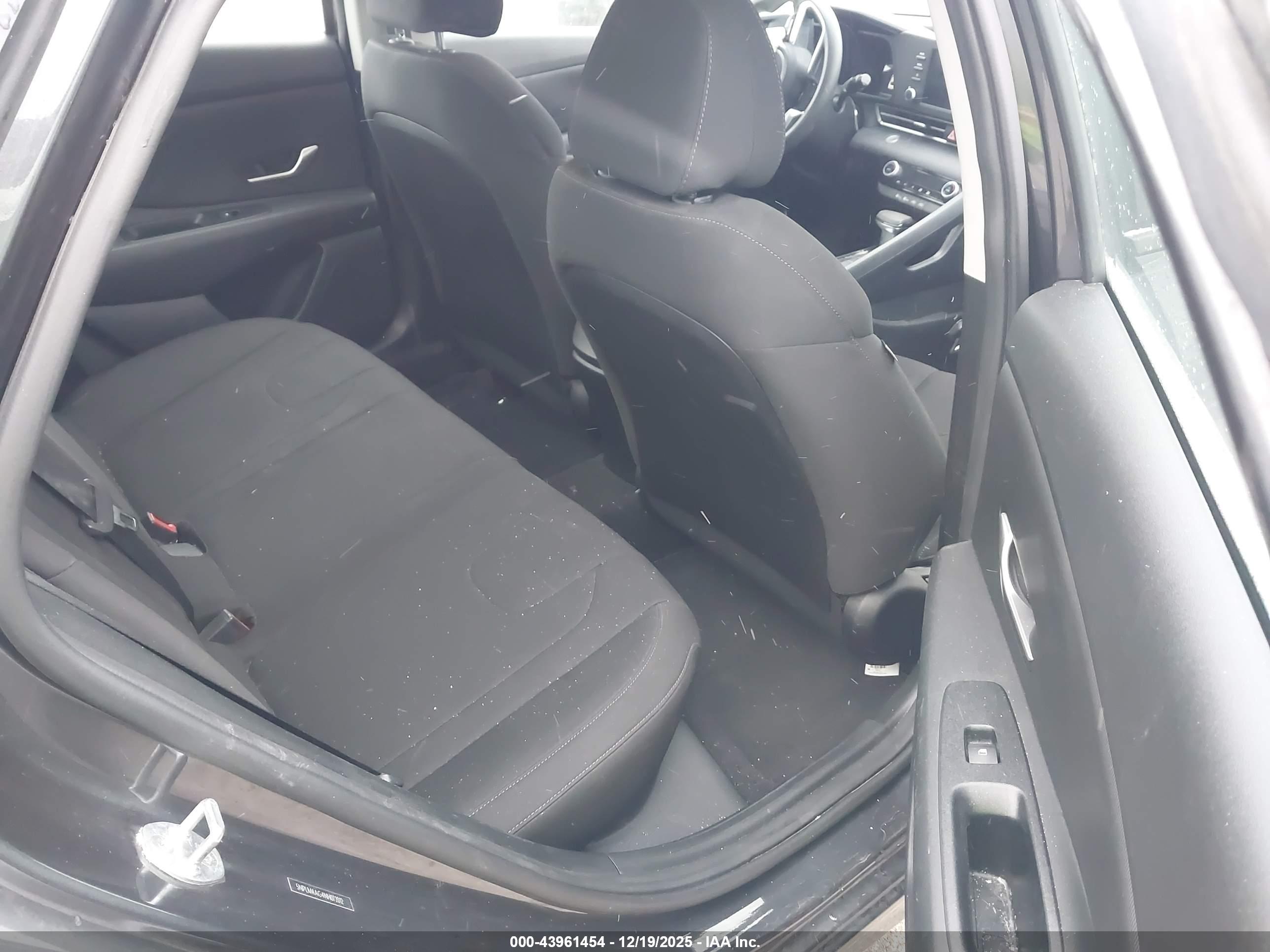 HYUNDAI ELANTRA image 8