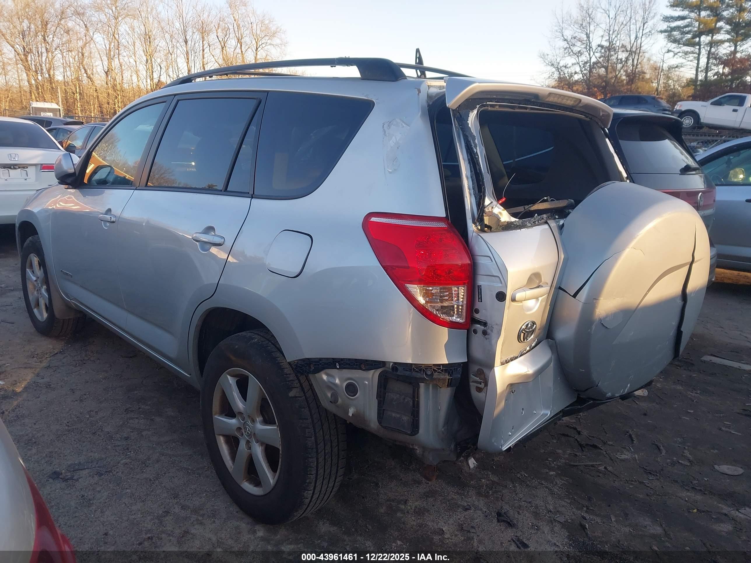 TOYOTA RAV4 image 3