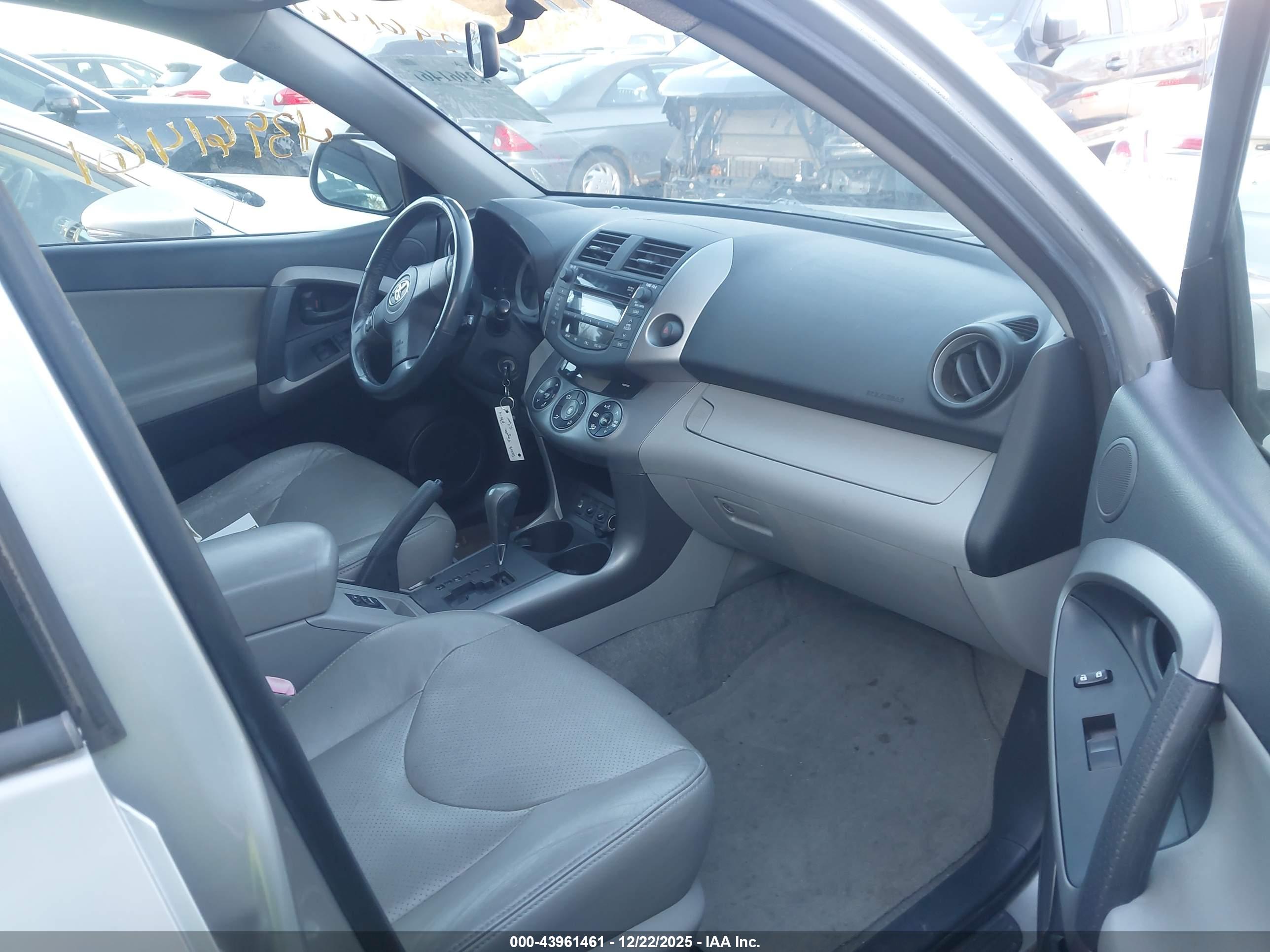 TOYOTA RAV4 image 5