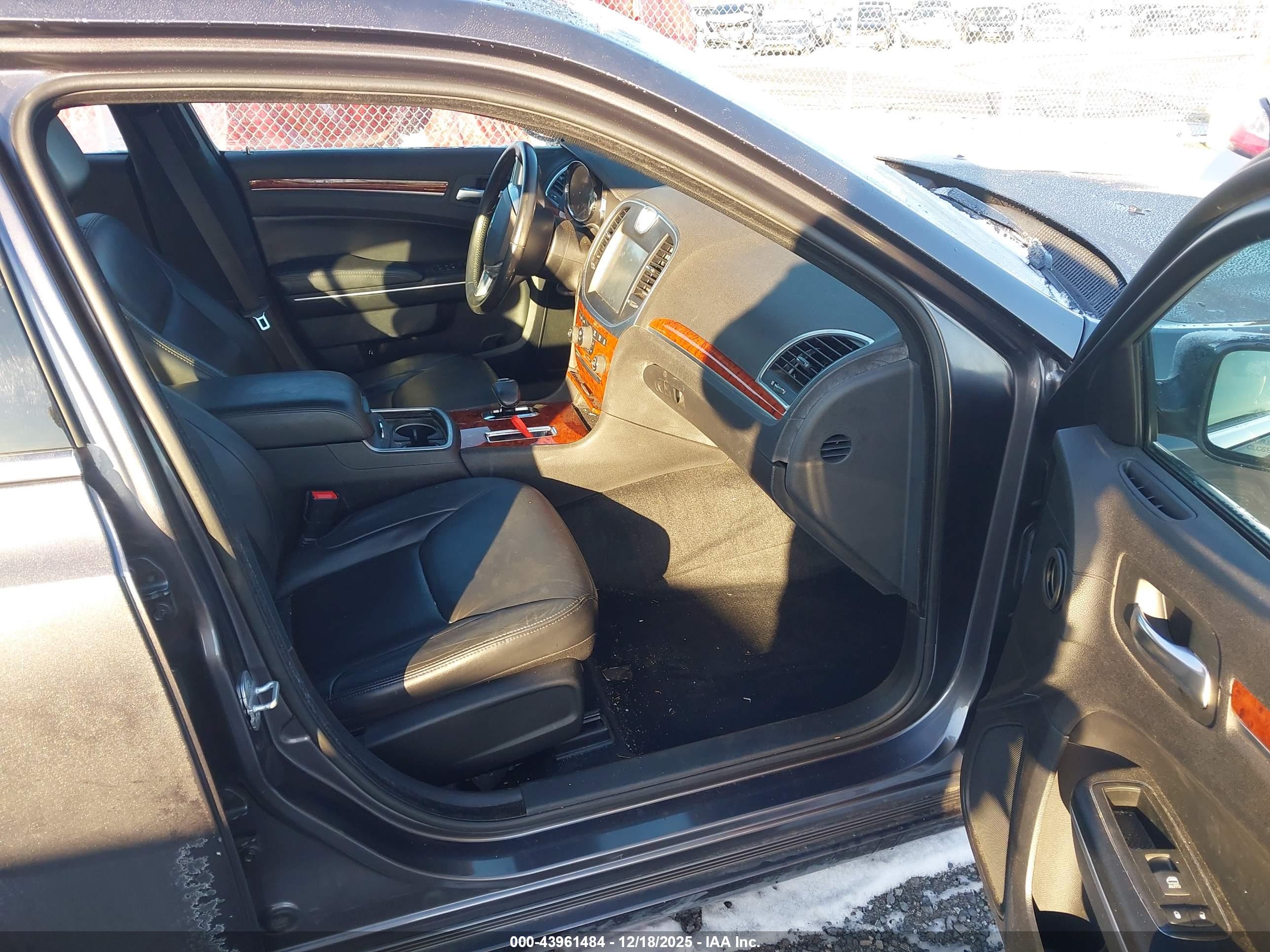 CHRYSLER 300 image 5