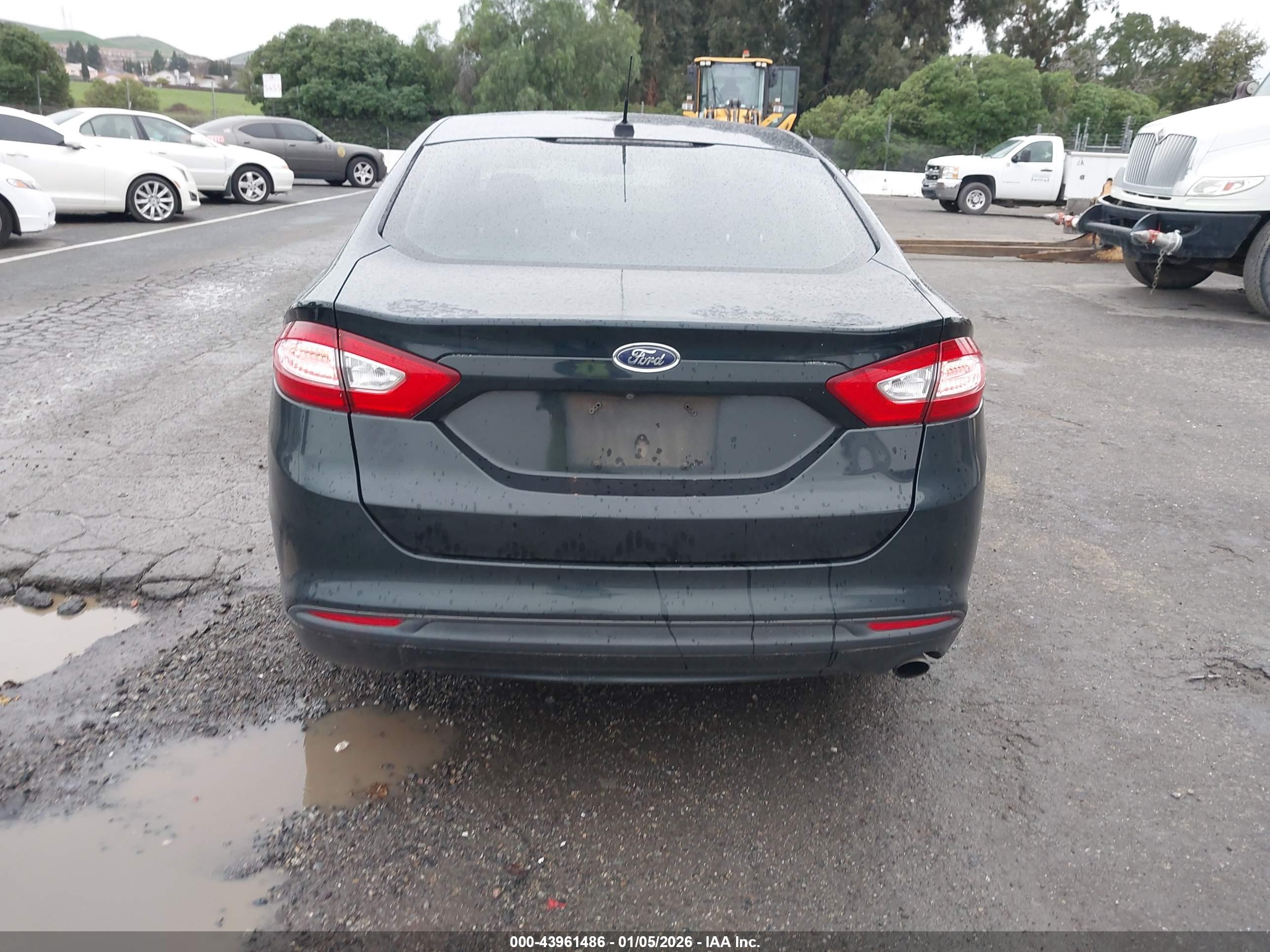 FORD FUSION image 6