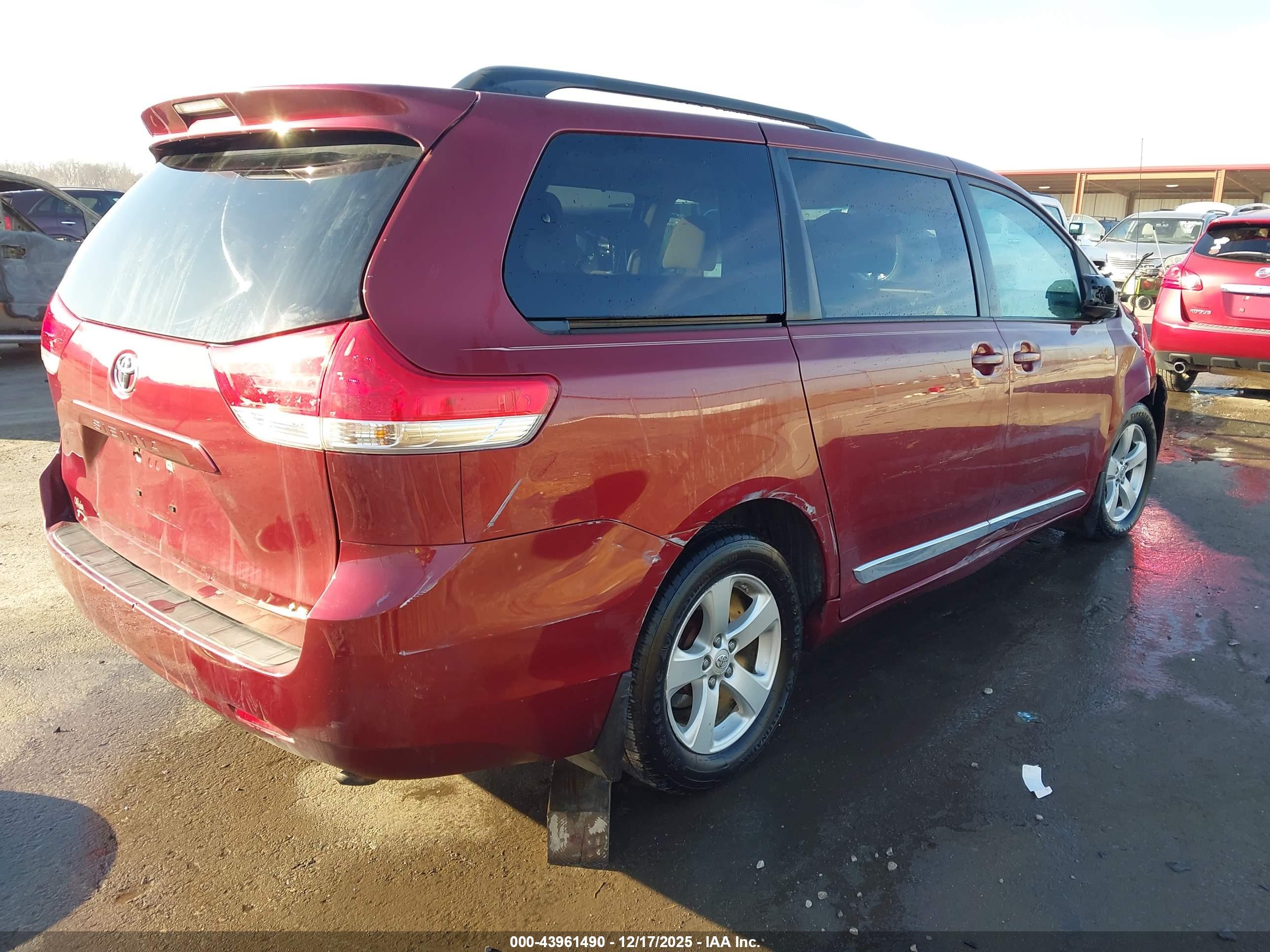 TOYOTA SIENNA image 4