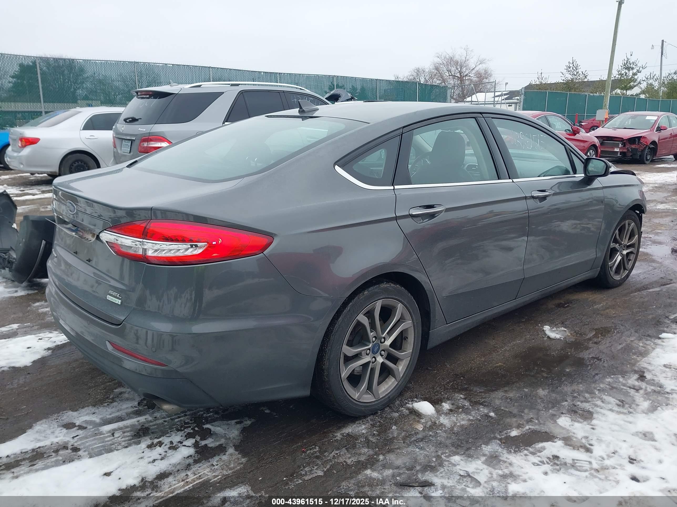 FORD FUSION image 4