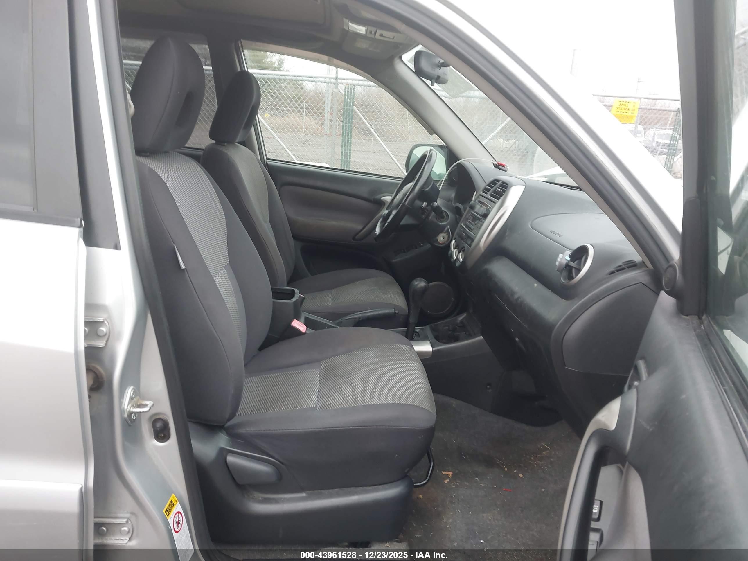 TOYOTA RAV4 image 5