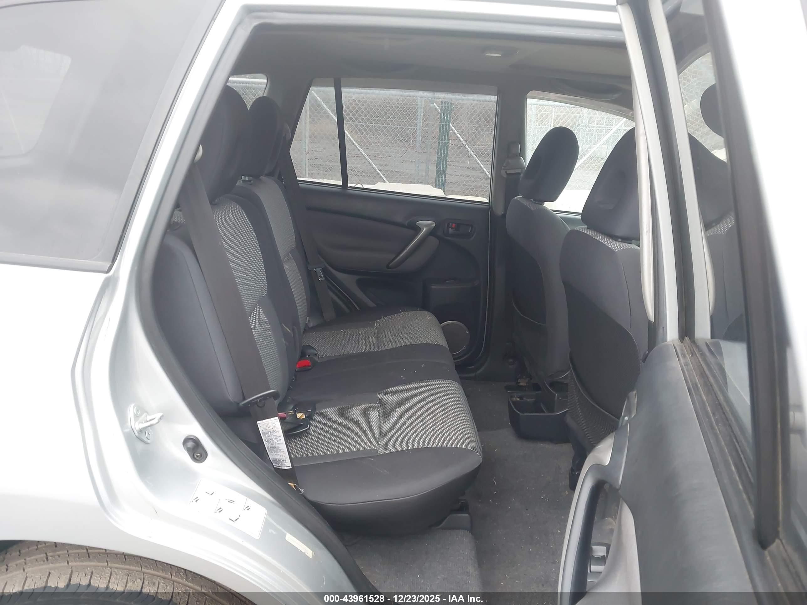 TOYOTA RAV4 image 8