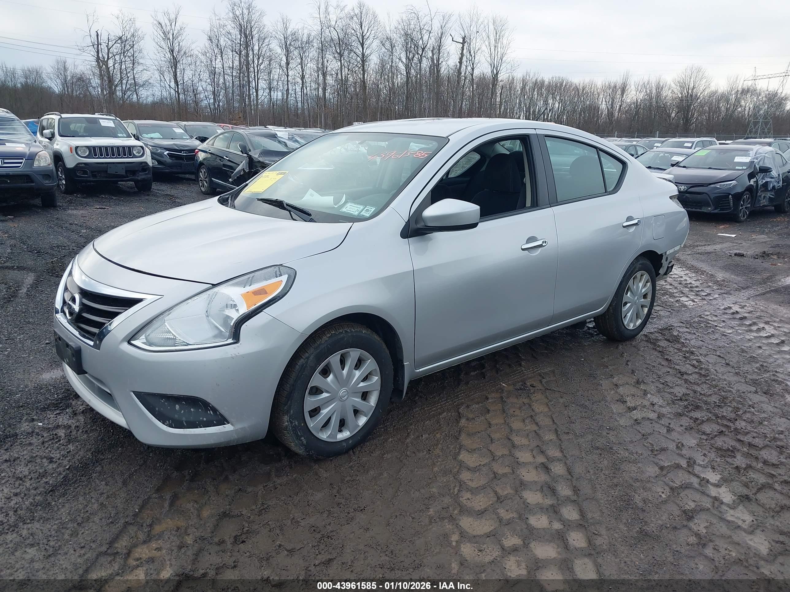 NISSAN VERSA image 2