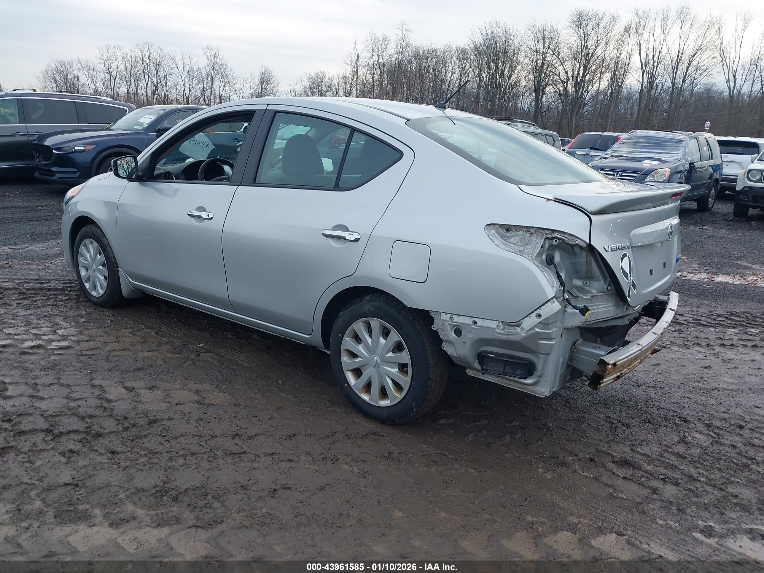 NISSAN VERSA image 3