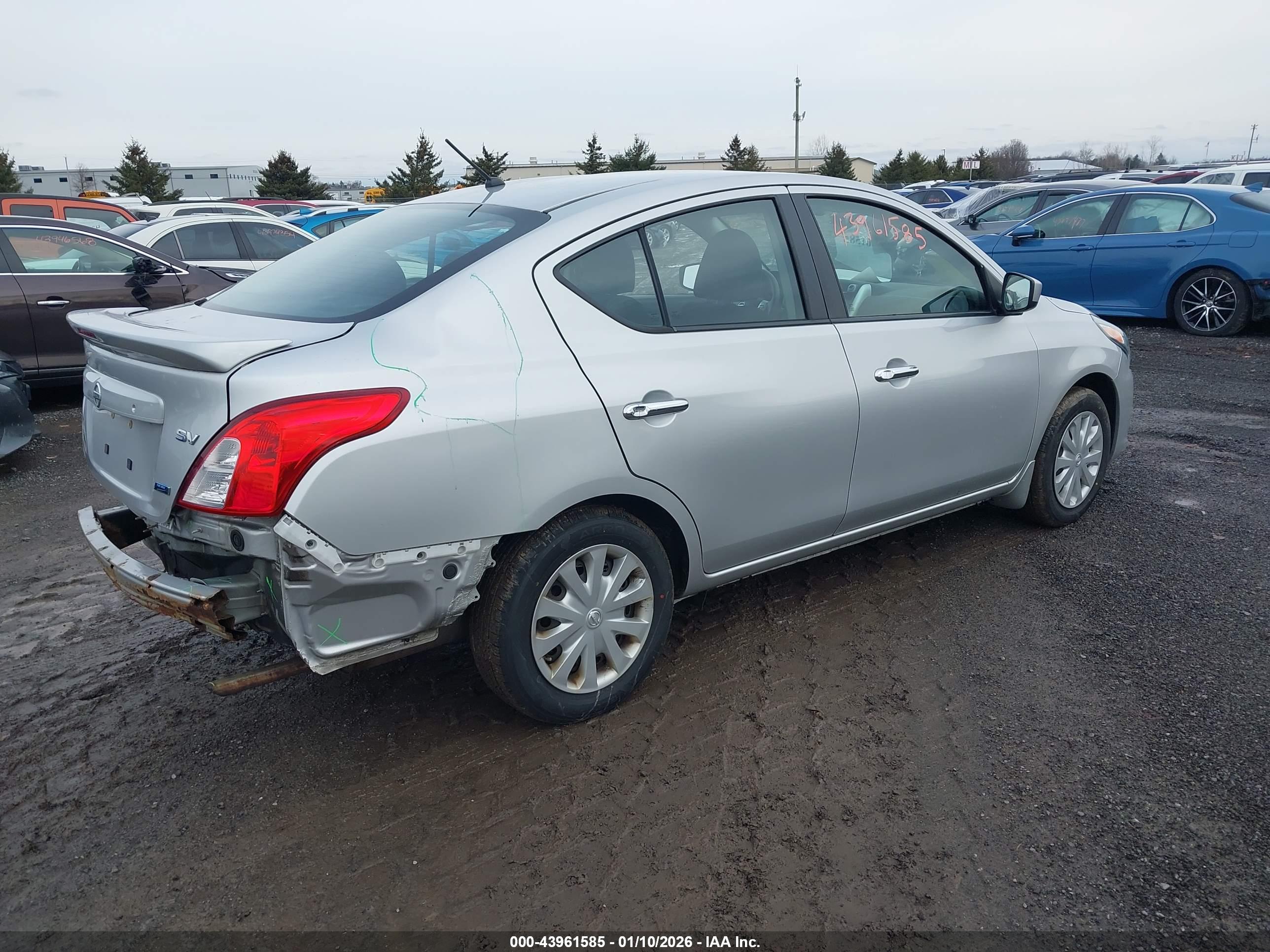 NISSAN VERSA image 4