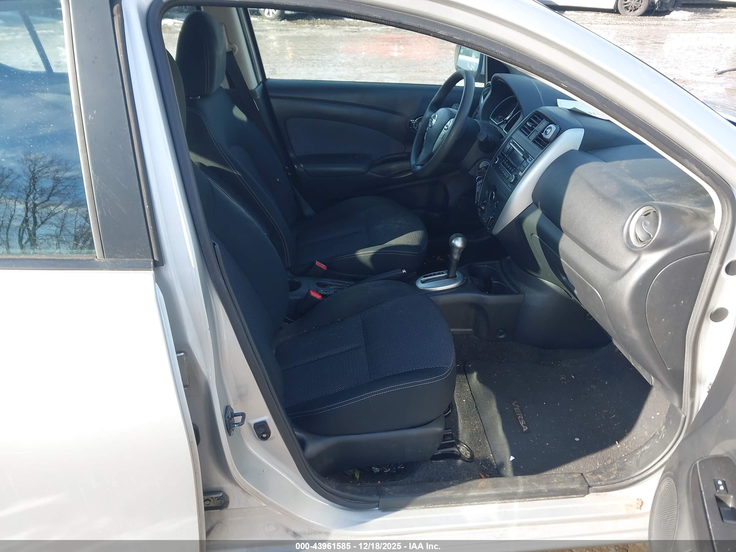 NISSAN VERSA image 5