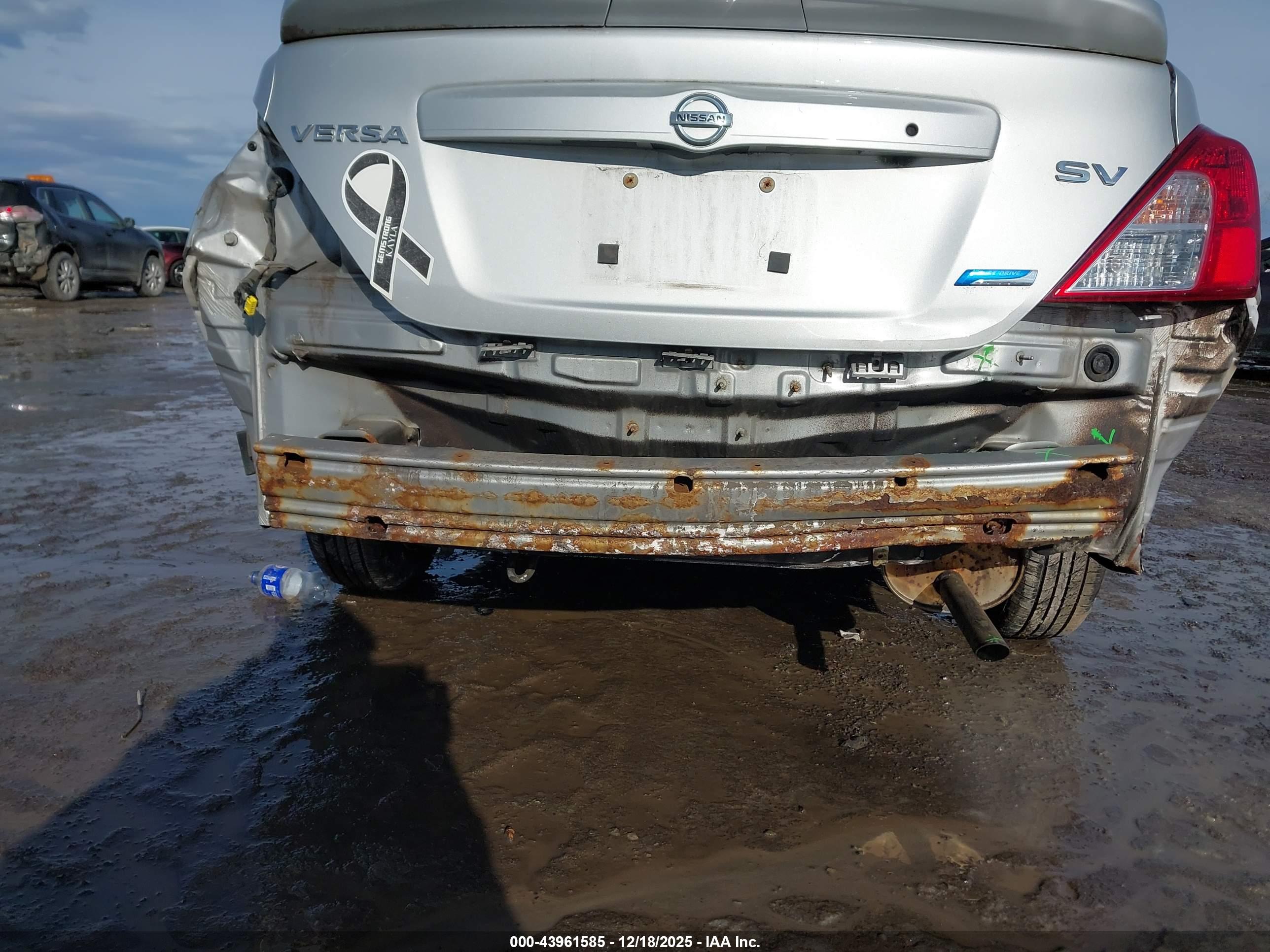 NISSAN VERSA image 6