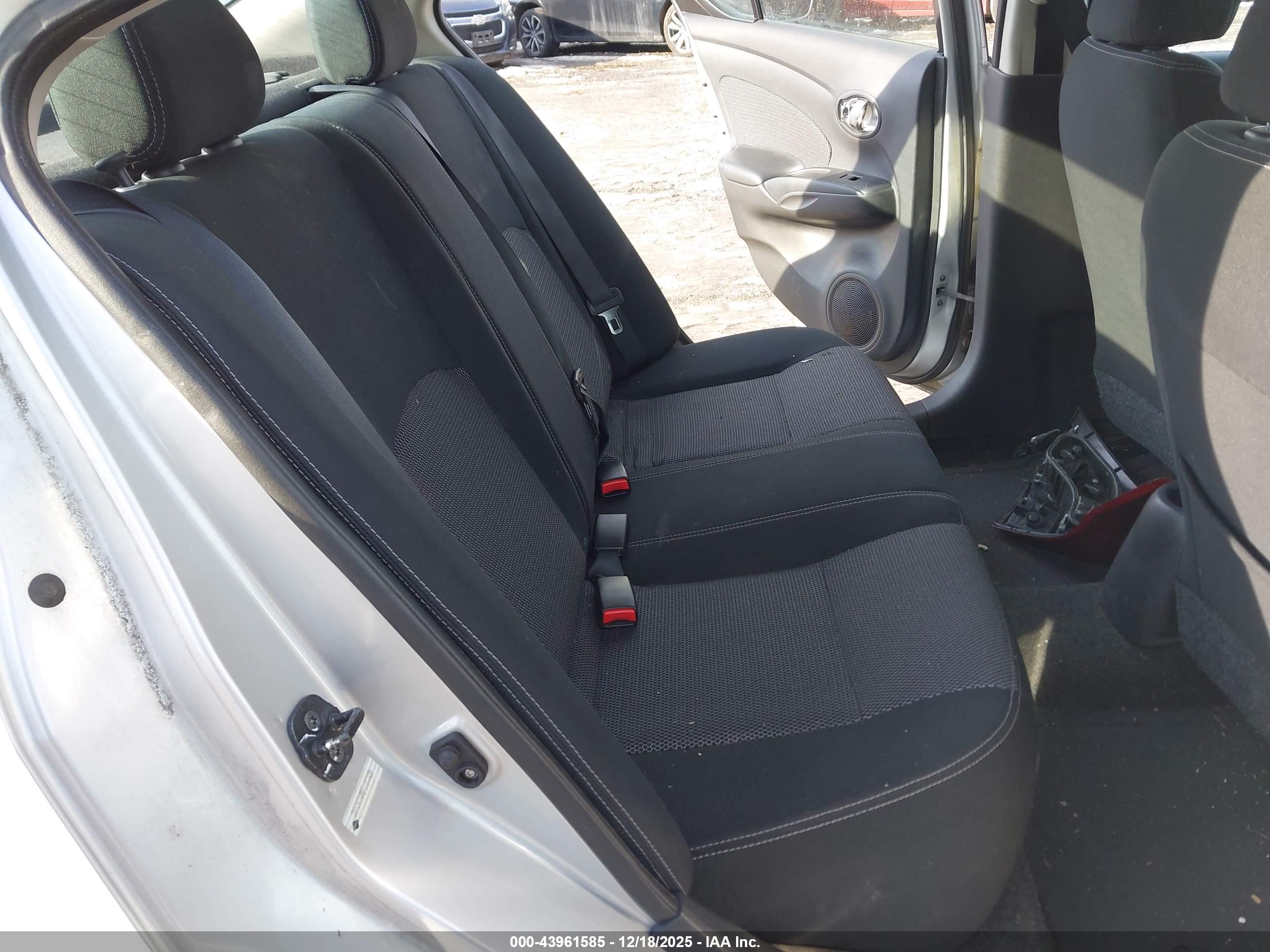 NISSAN VERSA image 8
