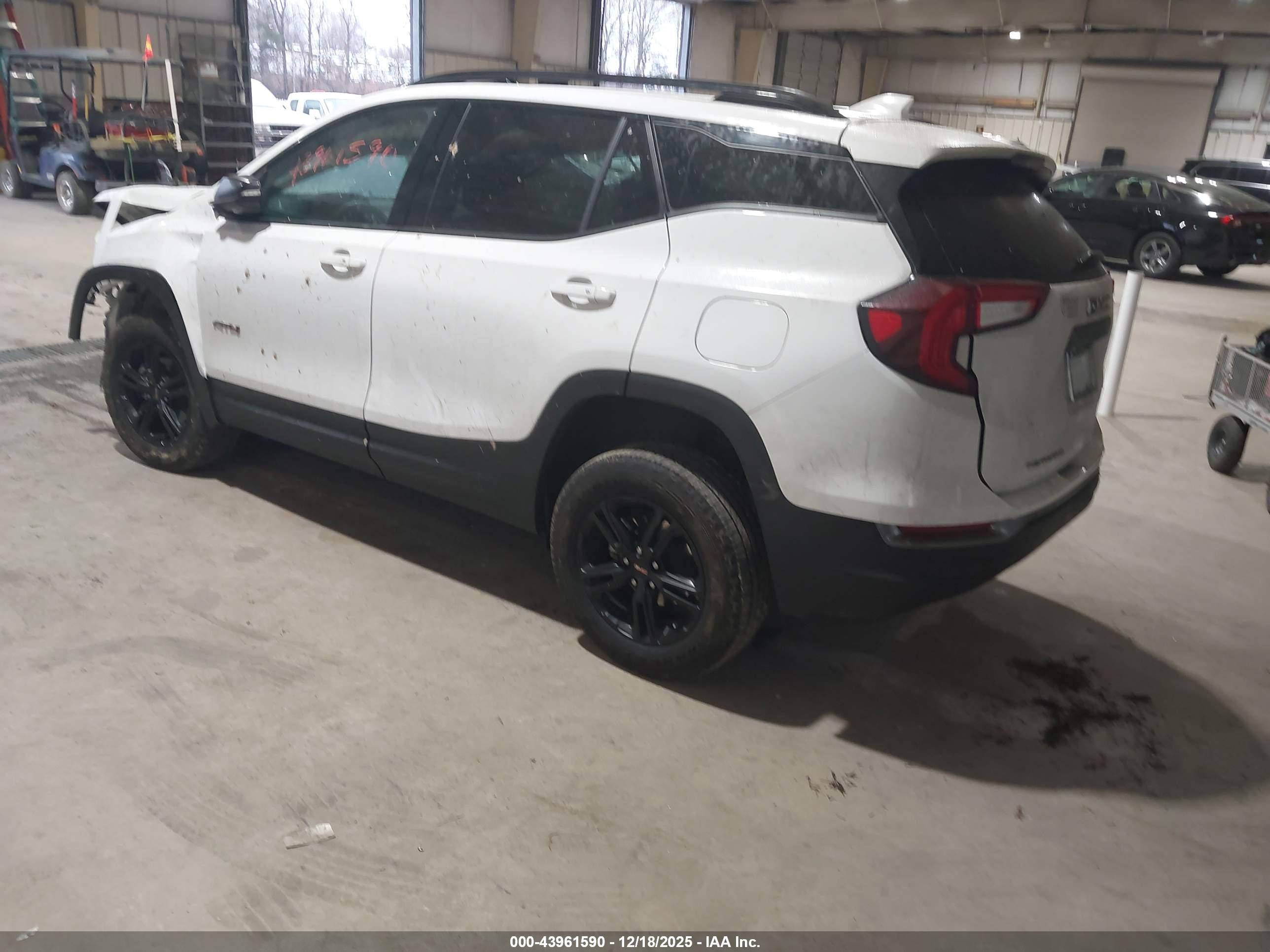 GMC TERRAIN image 3