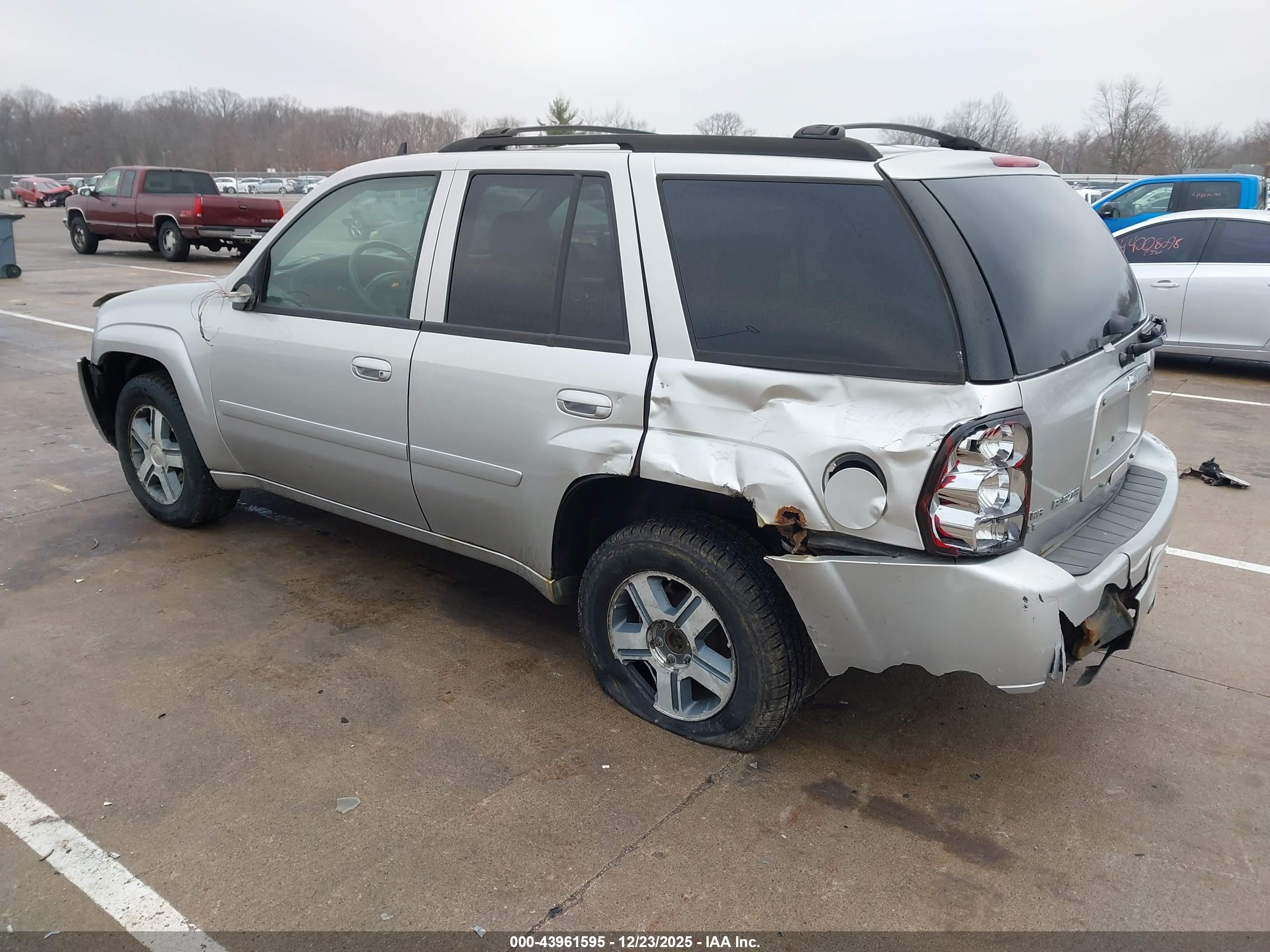 CHEVROLET TRAILBLAZER image 3
