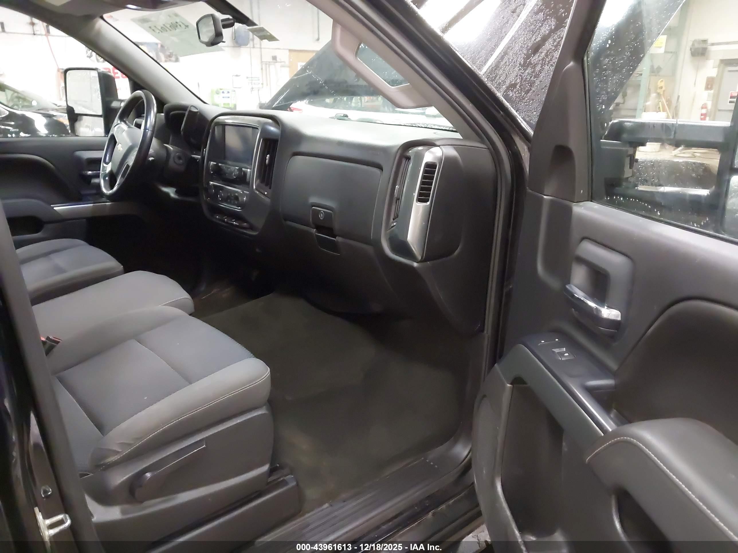 CHEVROLET SILVERADO image 5