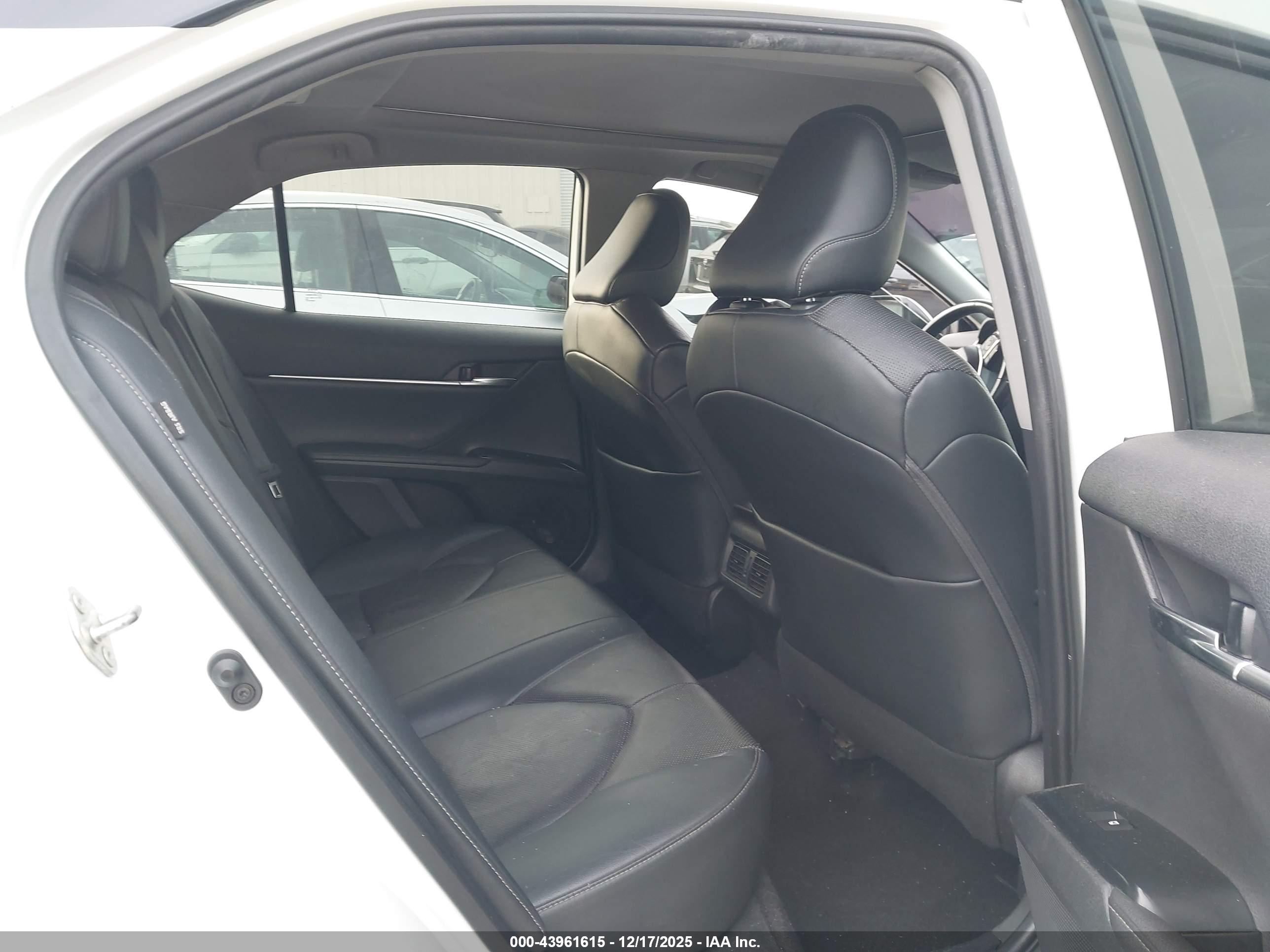TOYOTA CAMRY image 8