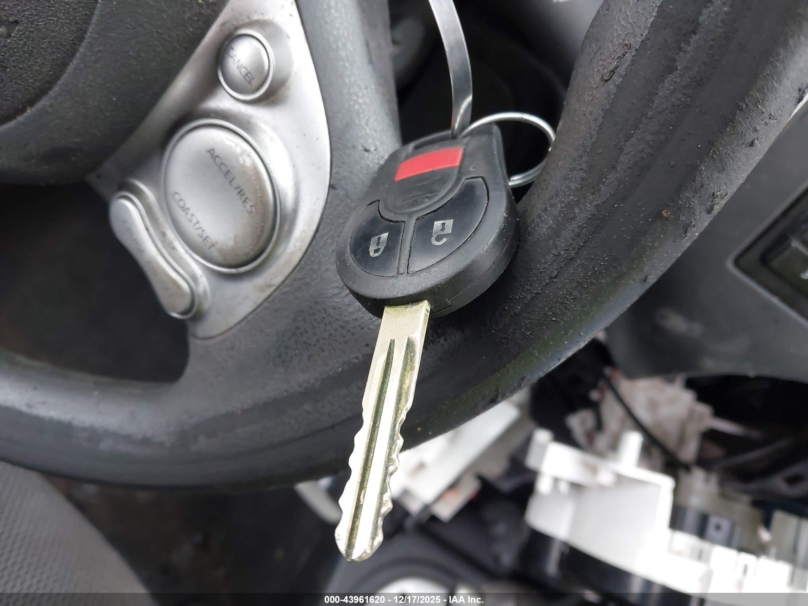 NISSAN VERSA image 11