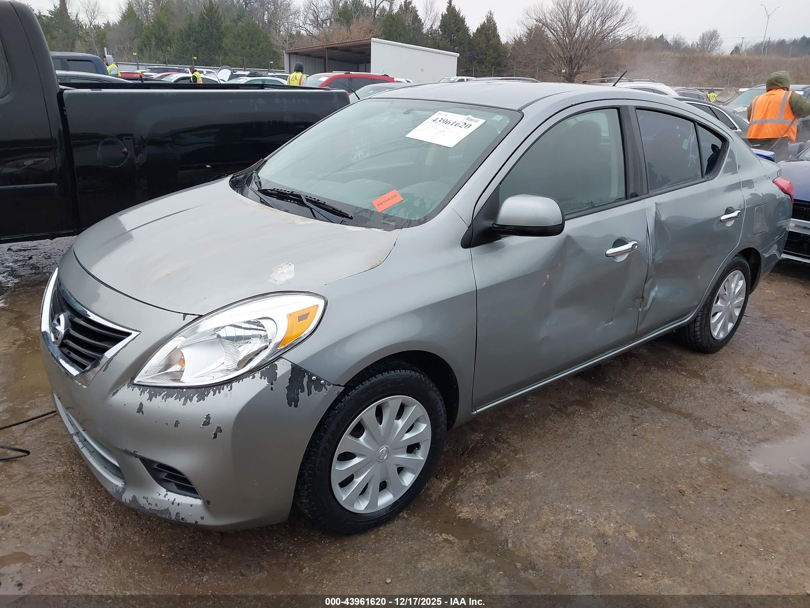 NISSAN VERSA image 2