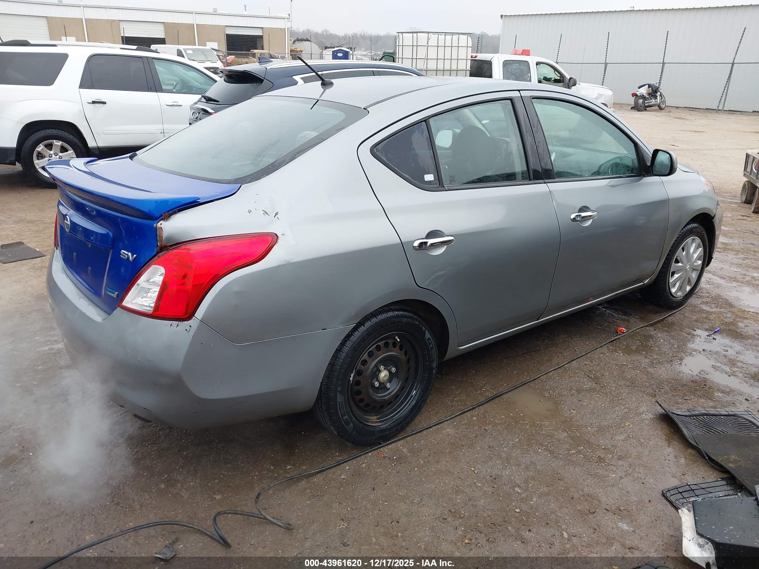 NISSAN VERSA image 4