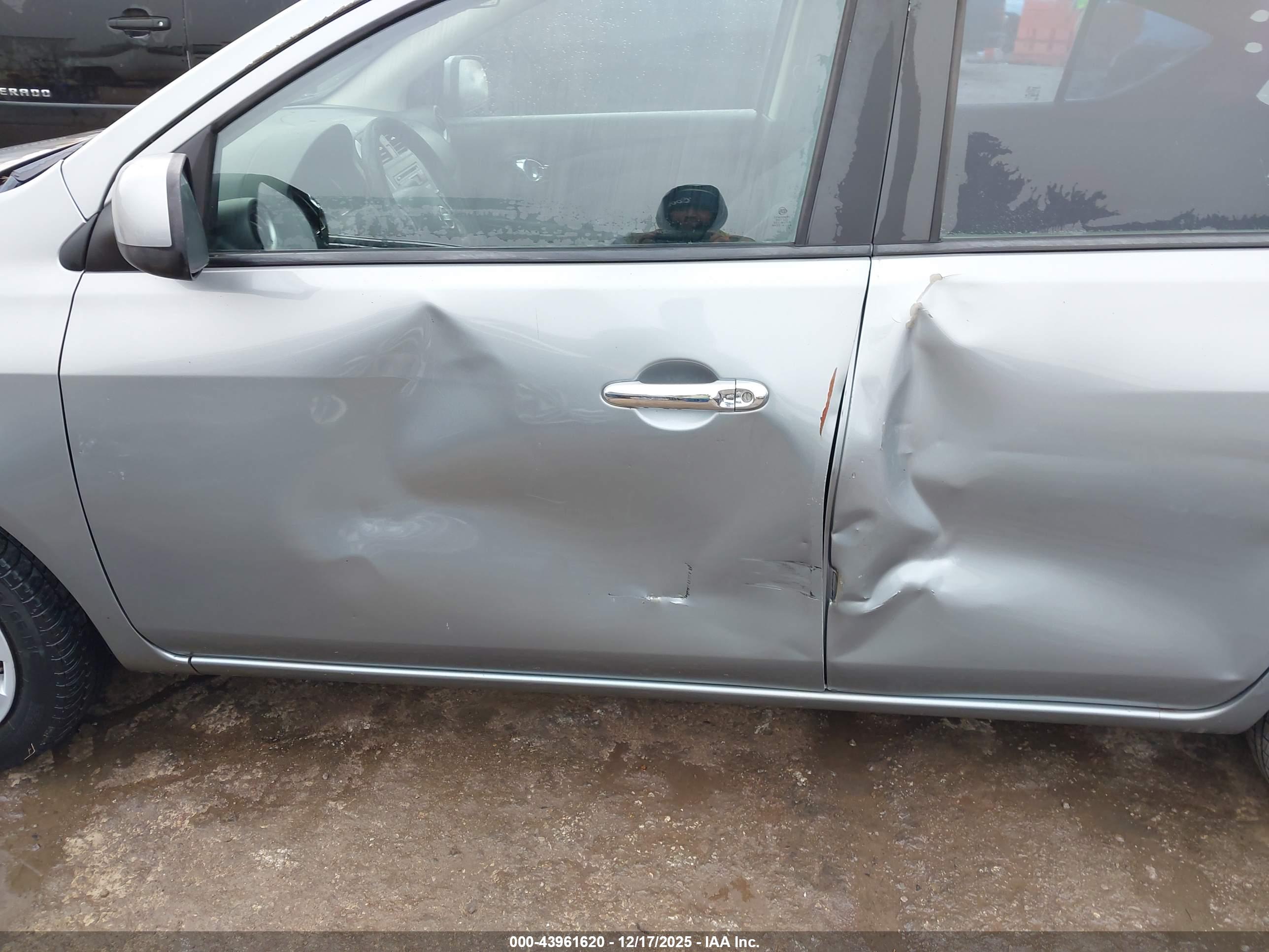 NISSAN VERSA image 6