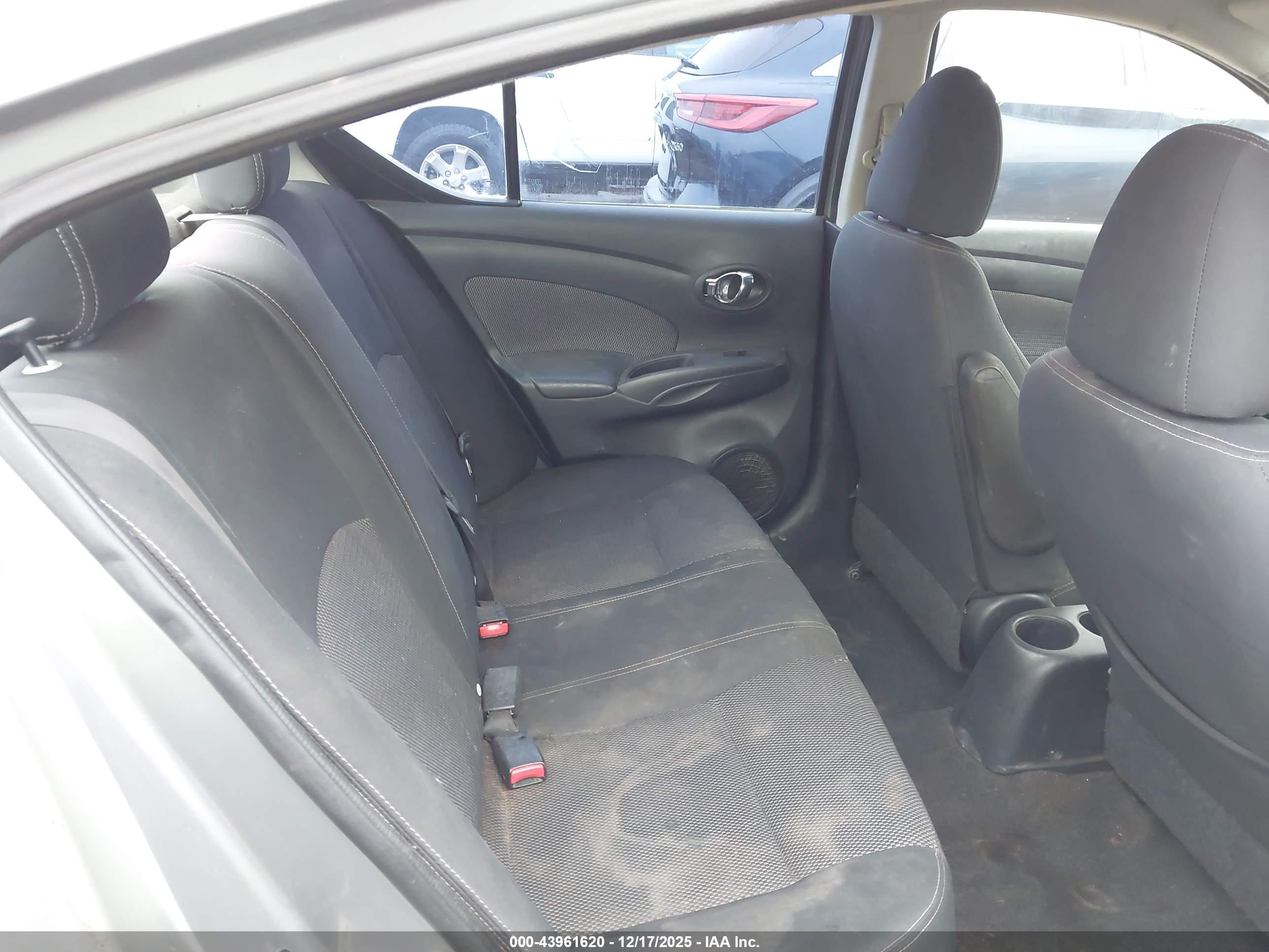 NISSAN VERSA image 8