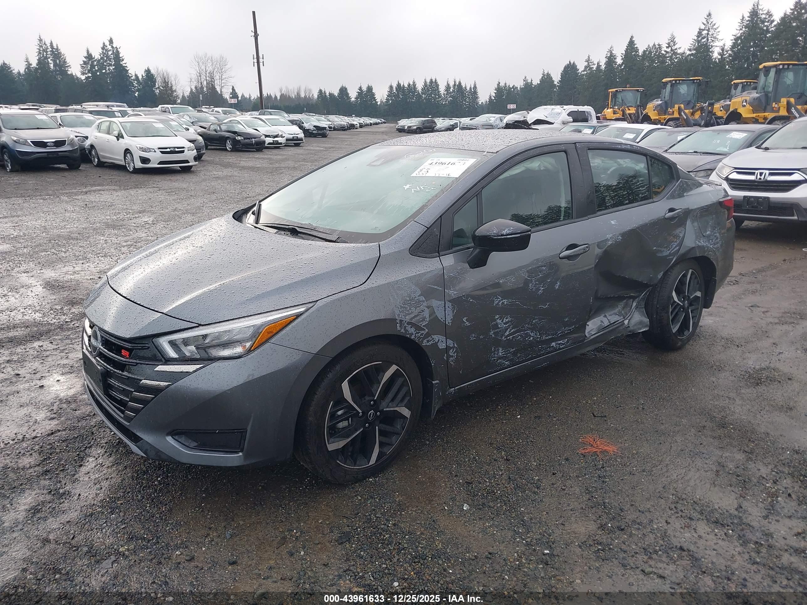 NISSAN VERSA image 2
