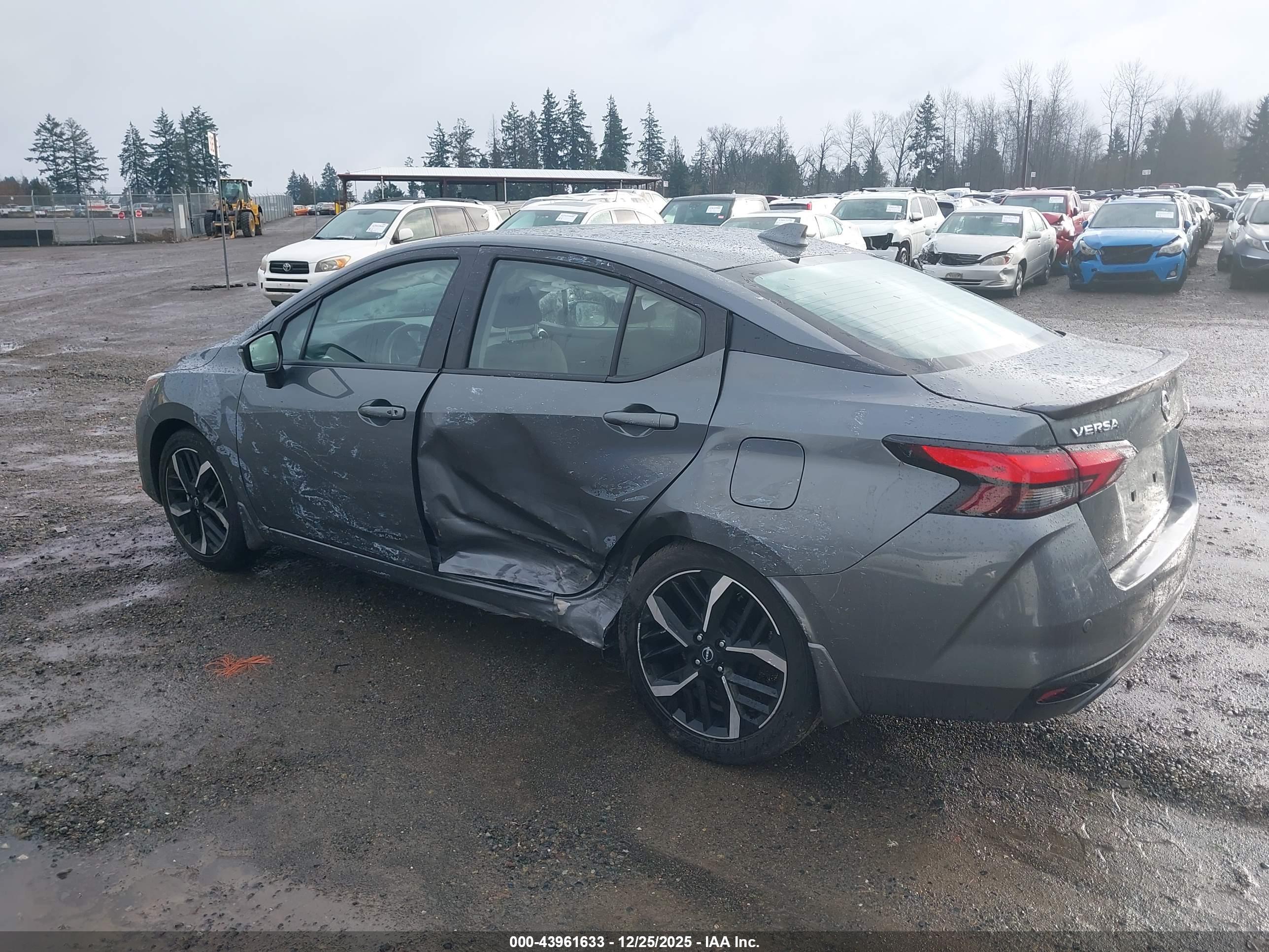 NISSAN VERSA image 3