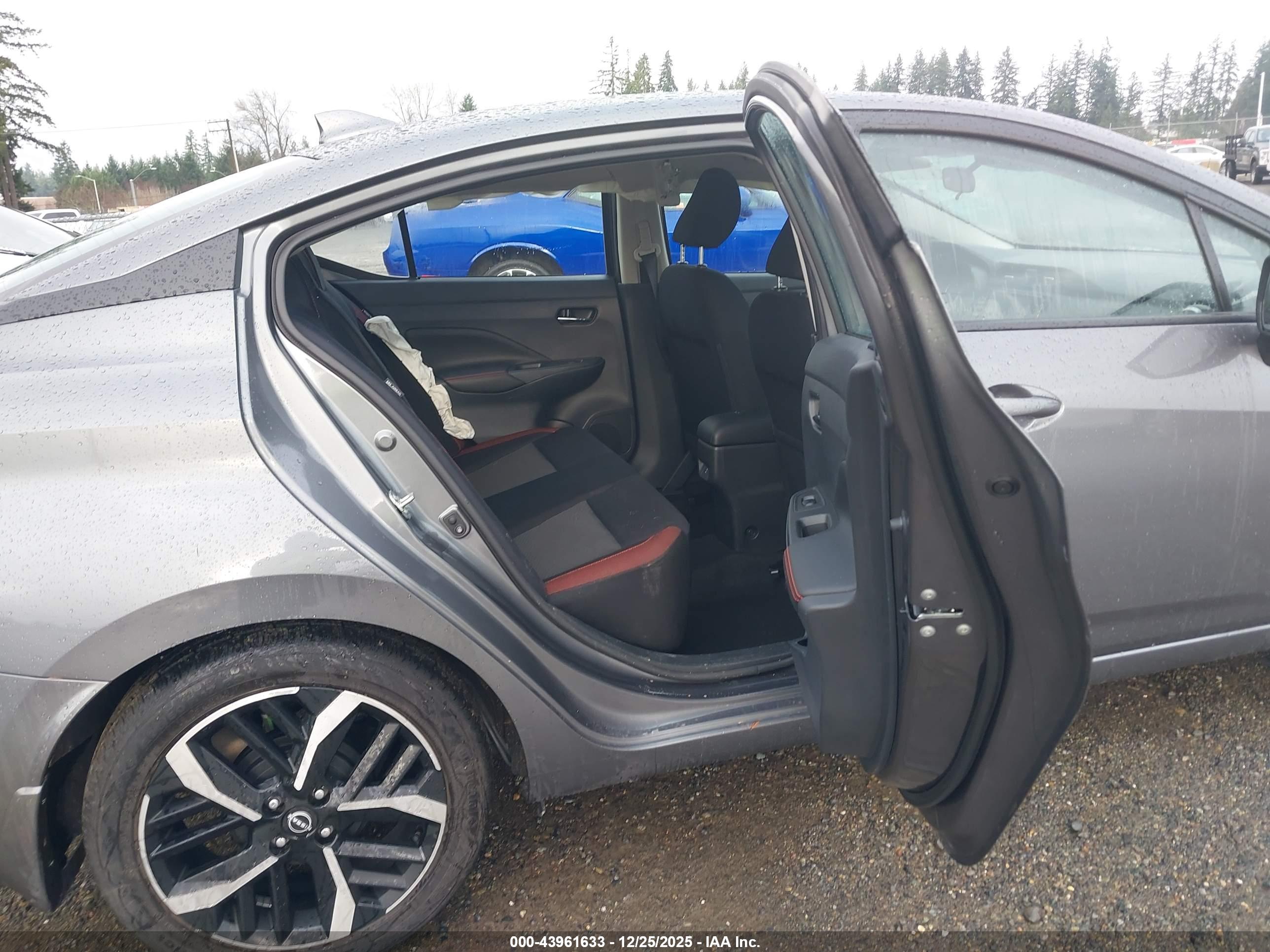 NISSAN VERSA image 8