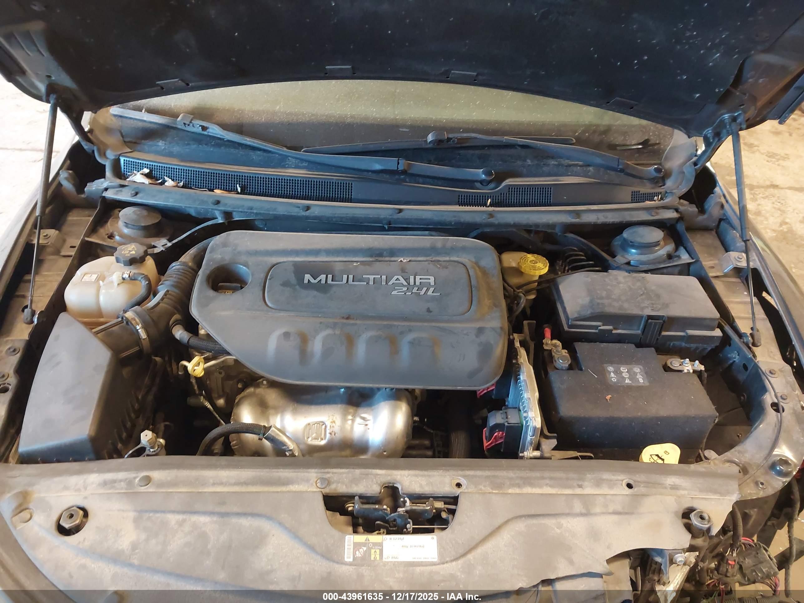 CHRYSLER 200 image 10