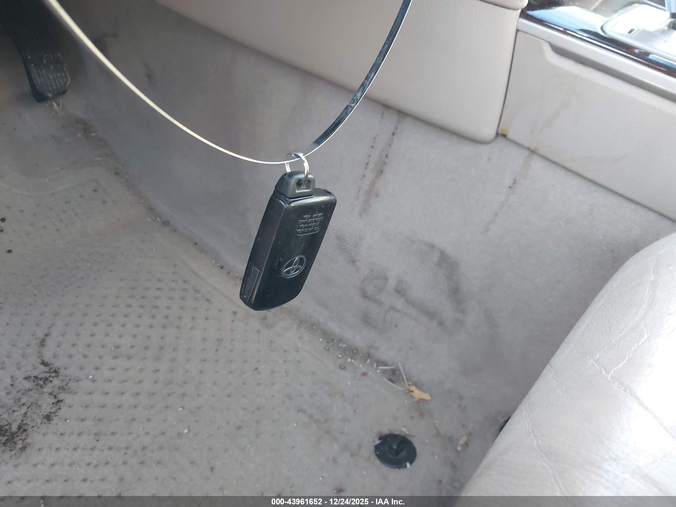 TOYOTA CAMRY image 11