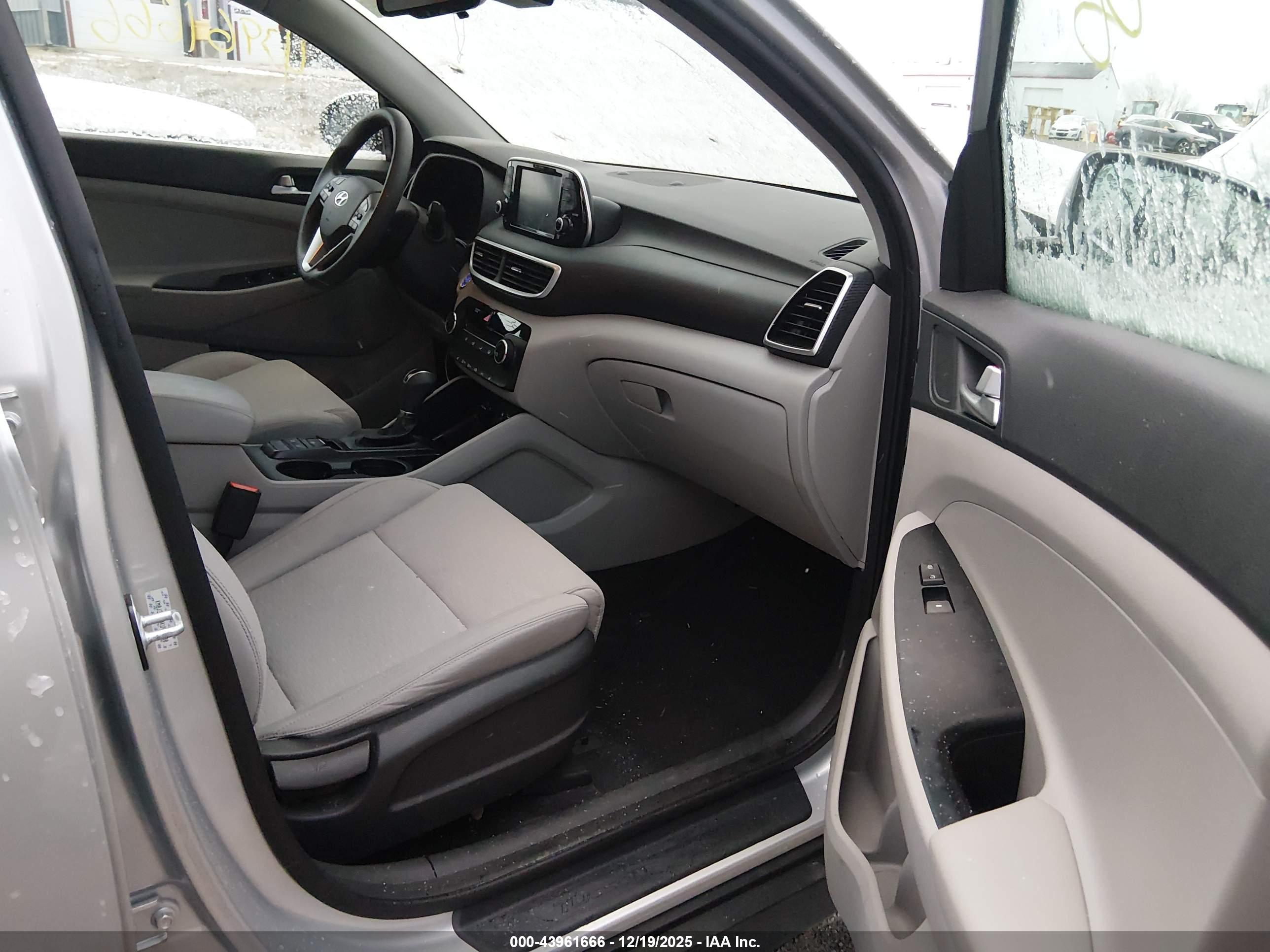 HYUNDAI TUCSON image 5