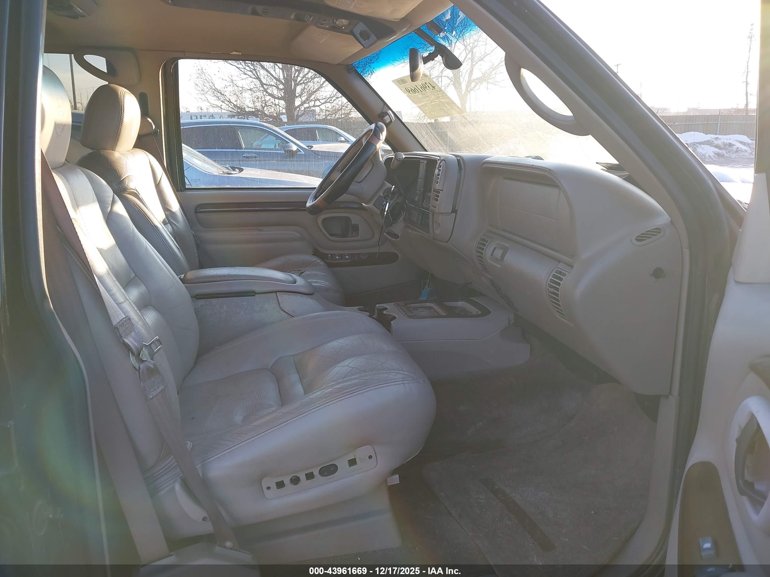 CADILLAC ESCALADE image 5