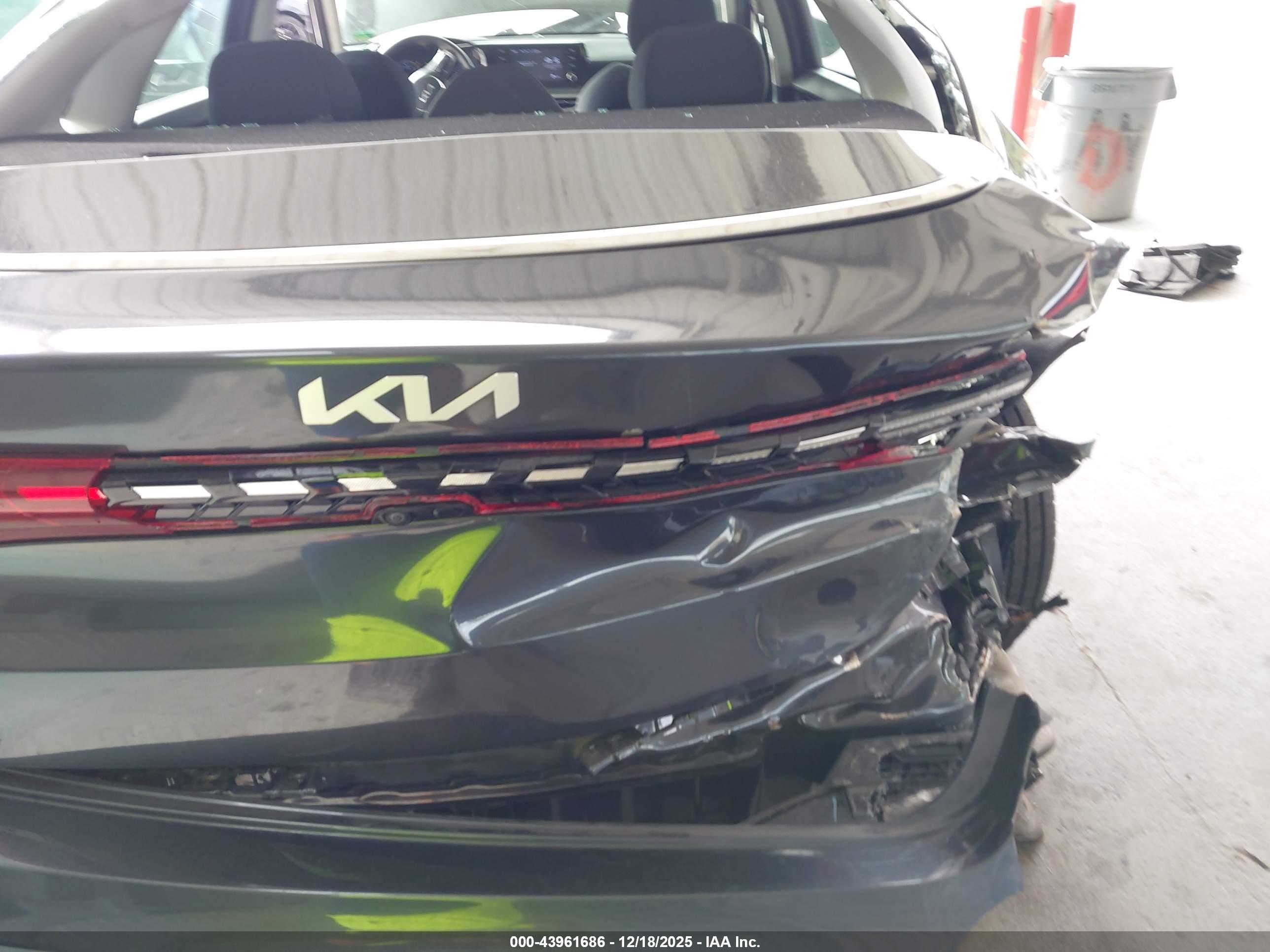 KIA K5 image 6