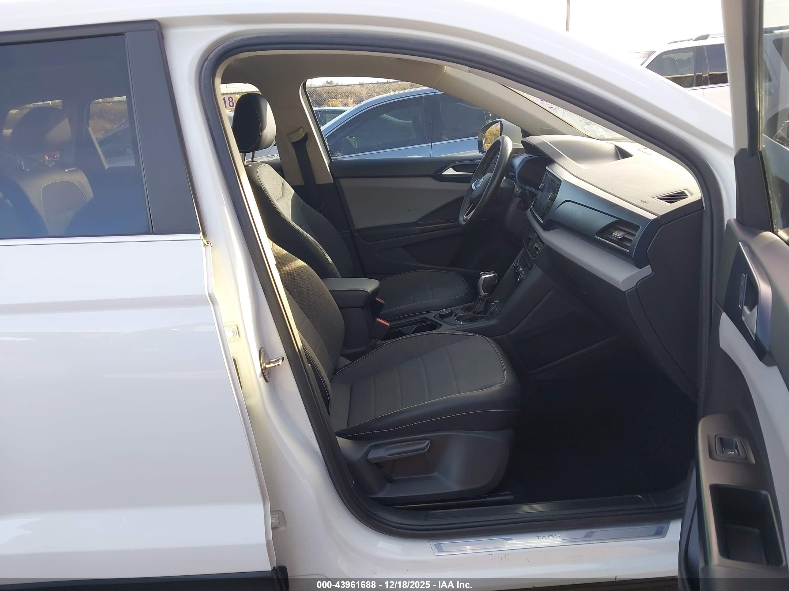 VOLKSWAGEN TAOS image 5