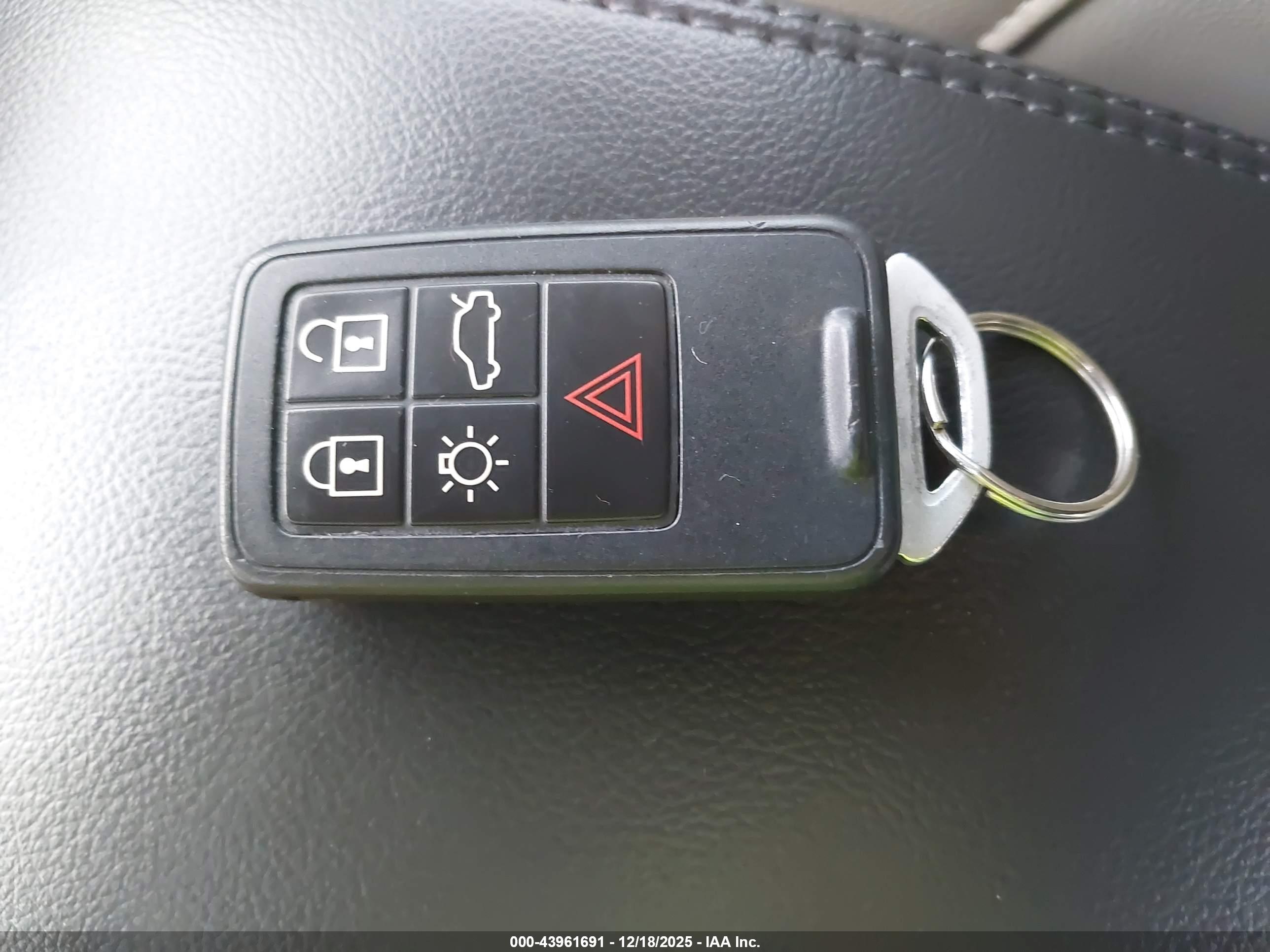 VOLVO S60 image 11