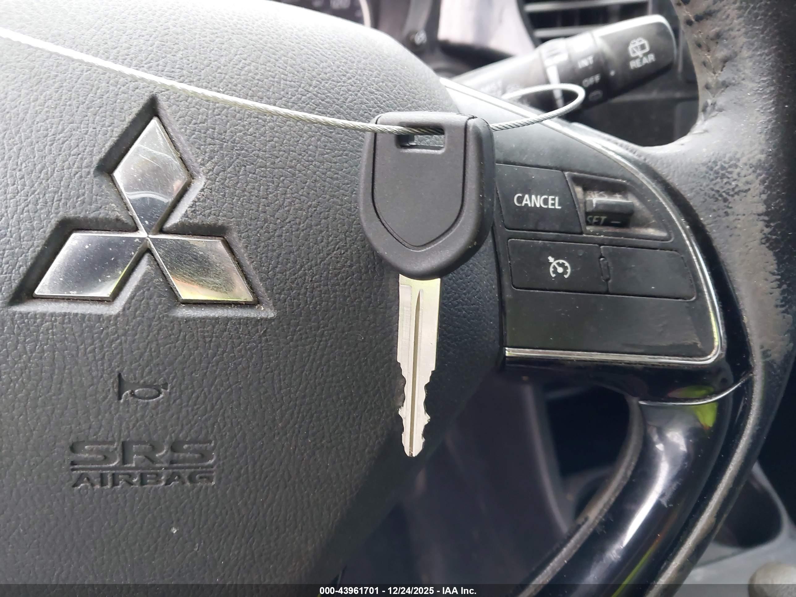 MITSUBISHI OUTLANDER image 11