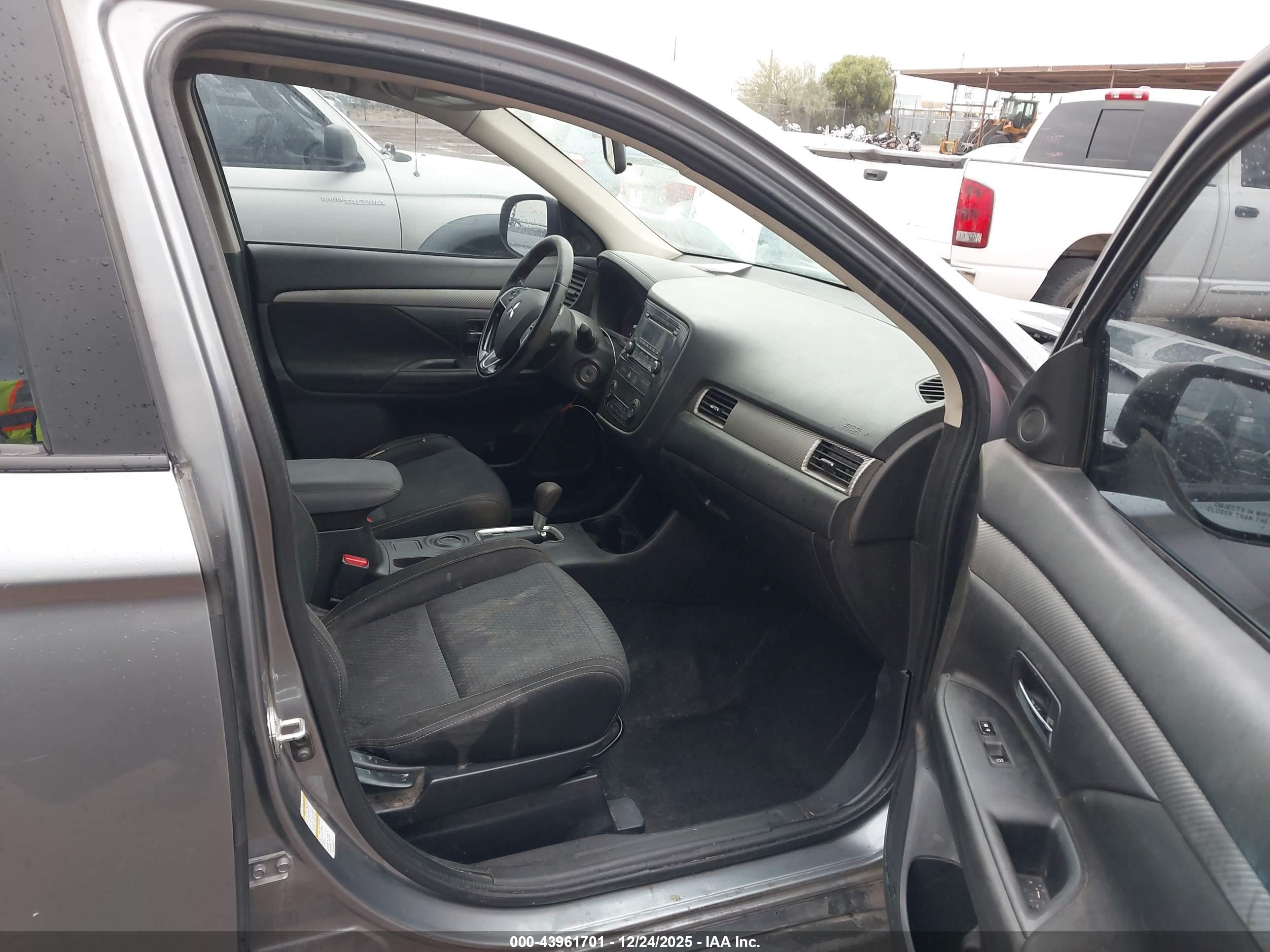 MITSUBISHI OUTLANDER image 5