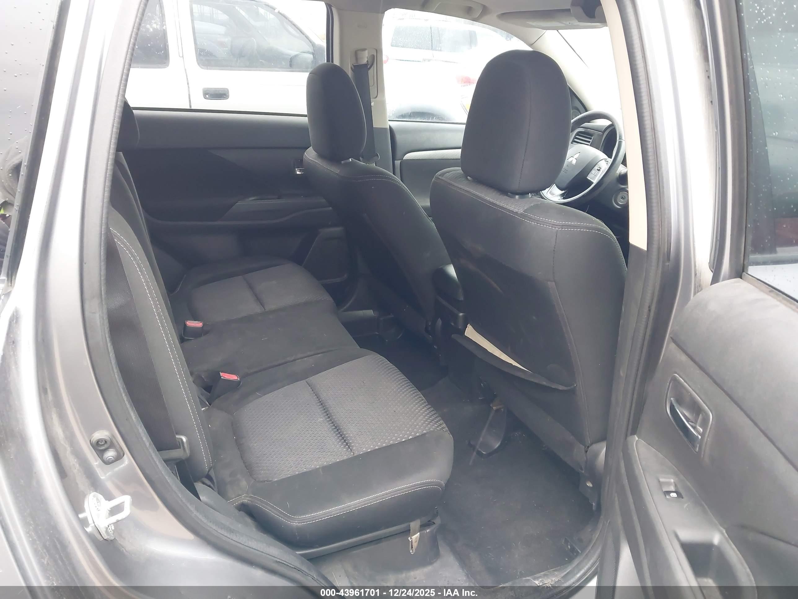 MITSUBISHI OUTLANDER image 8