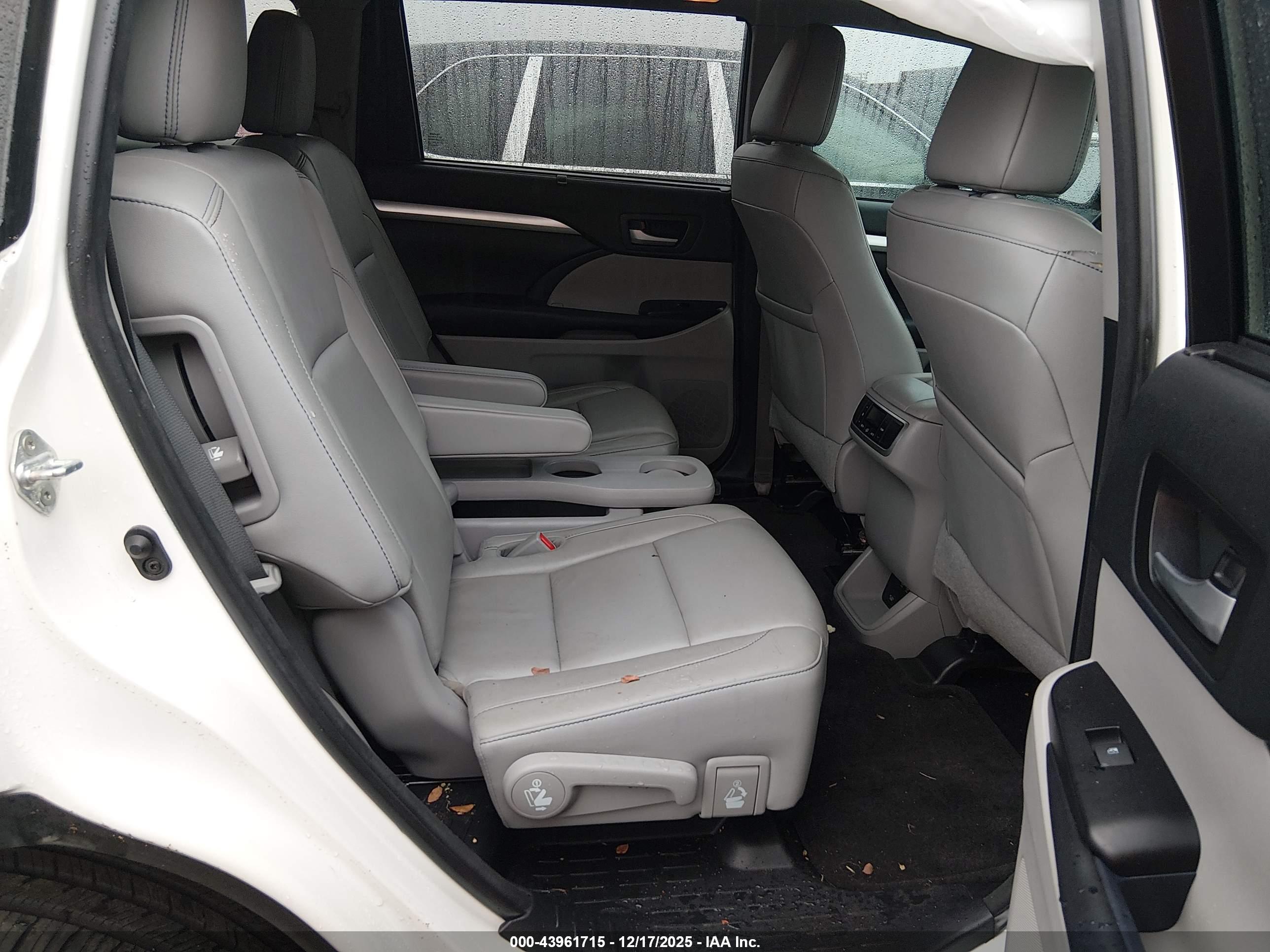 TOYOTA HIGHLANDER image 8