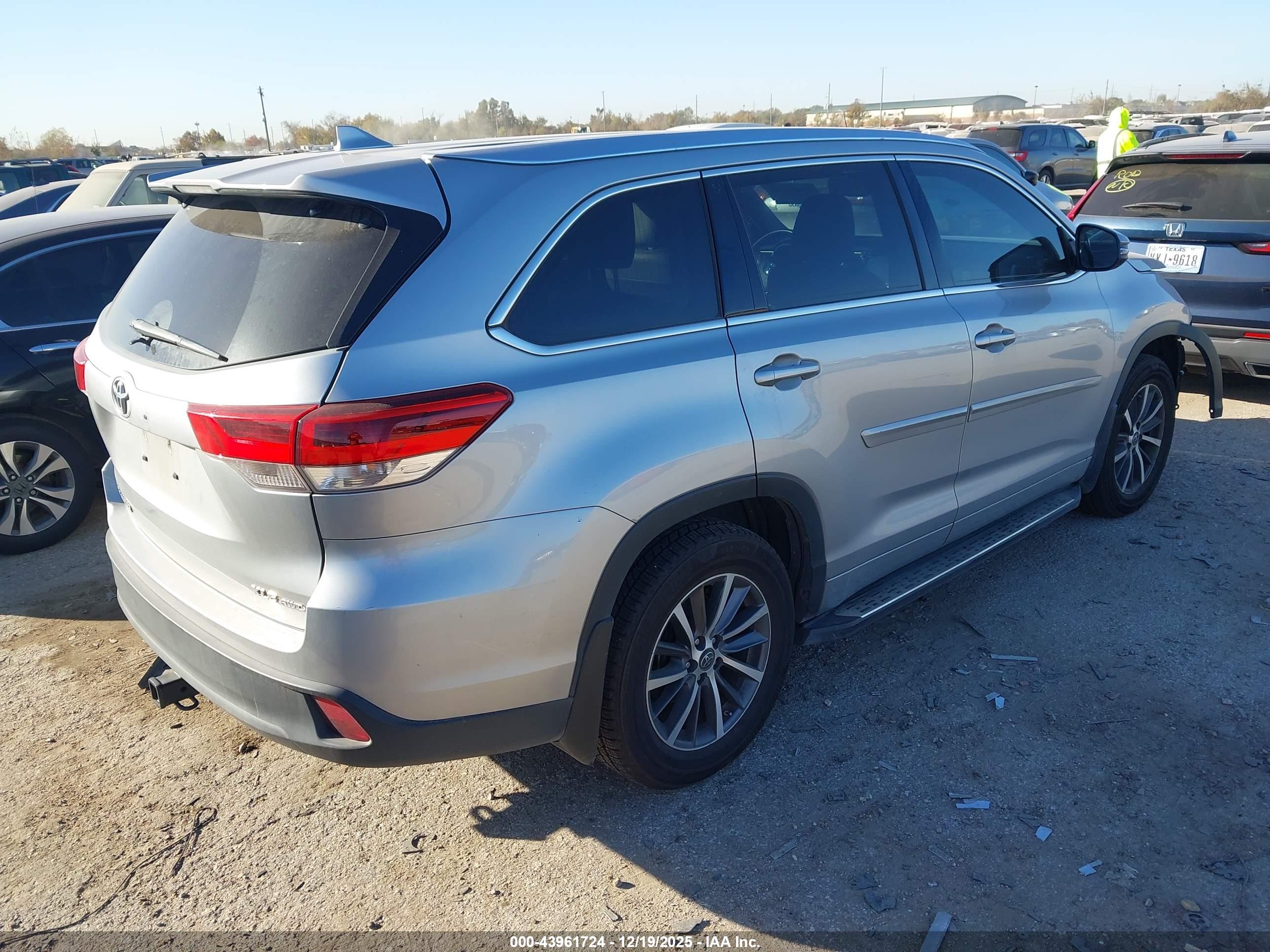 TOYOTA HIGHLANDER image 4