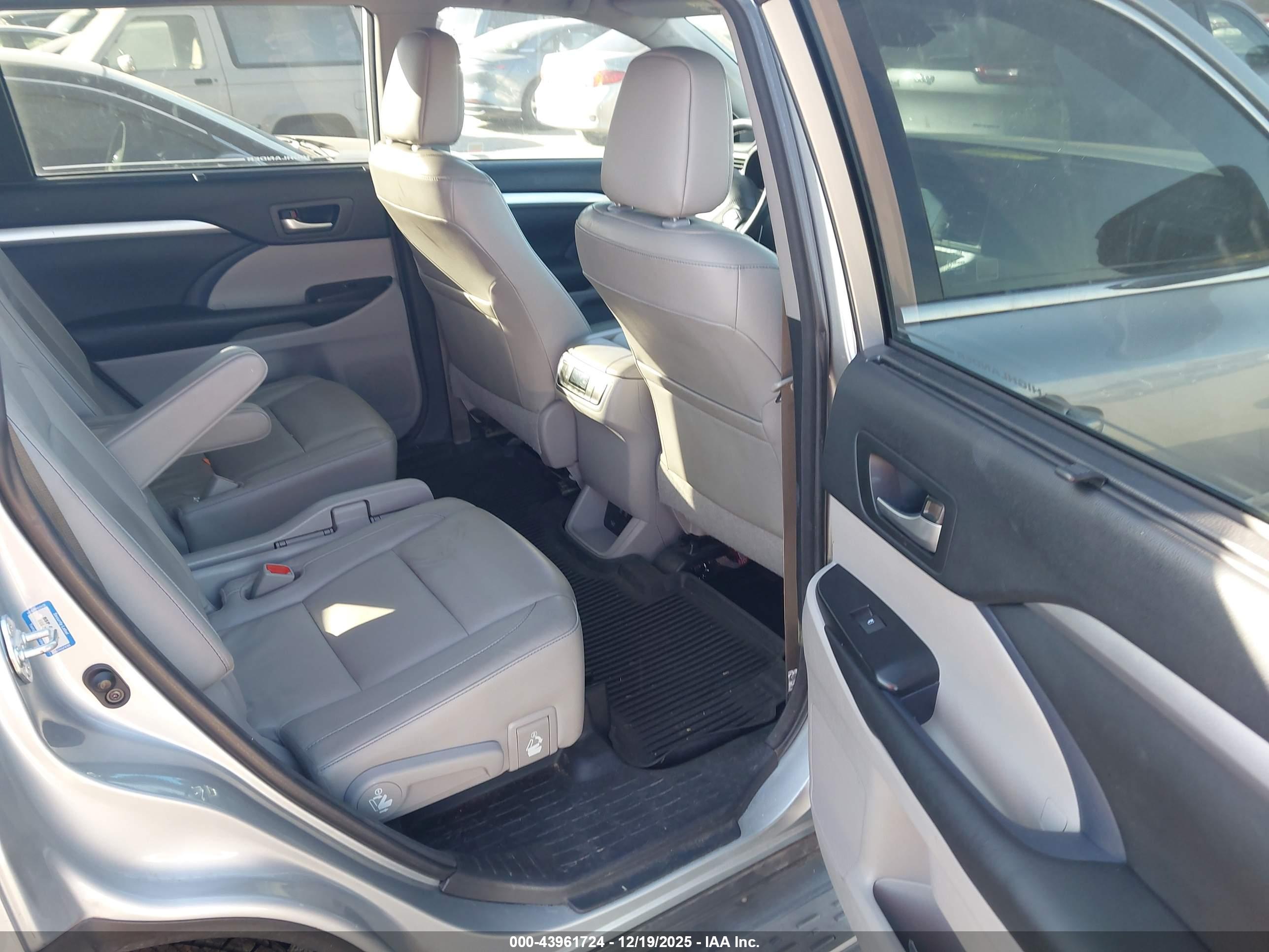 TOYOTA HIGHLANDER image 8