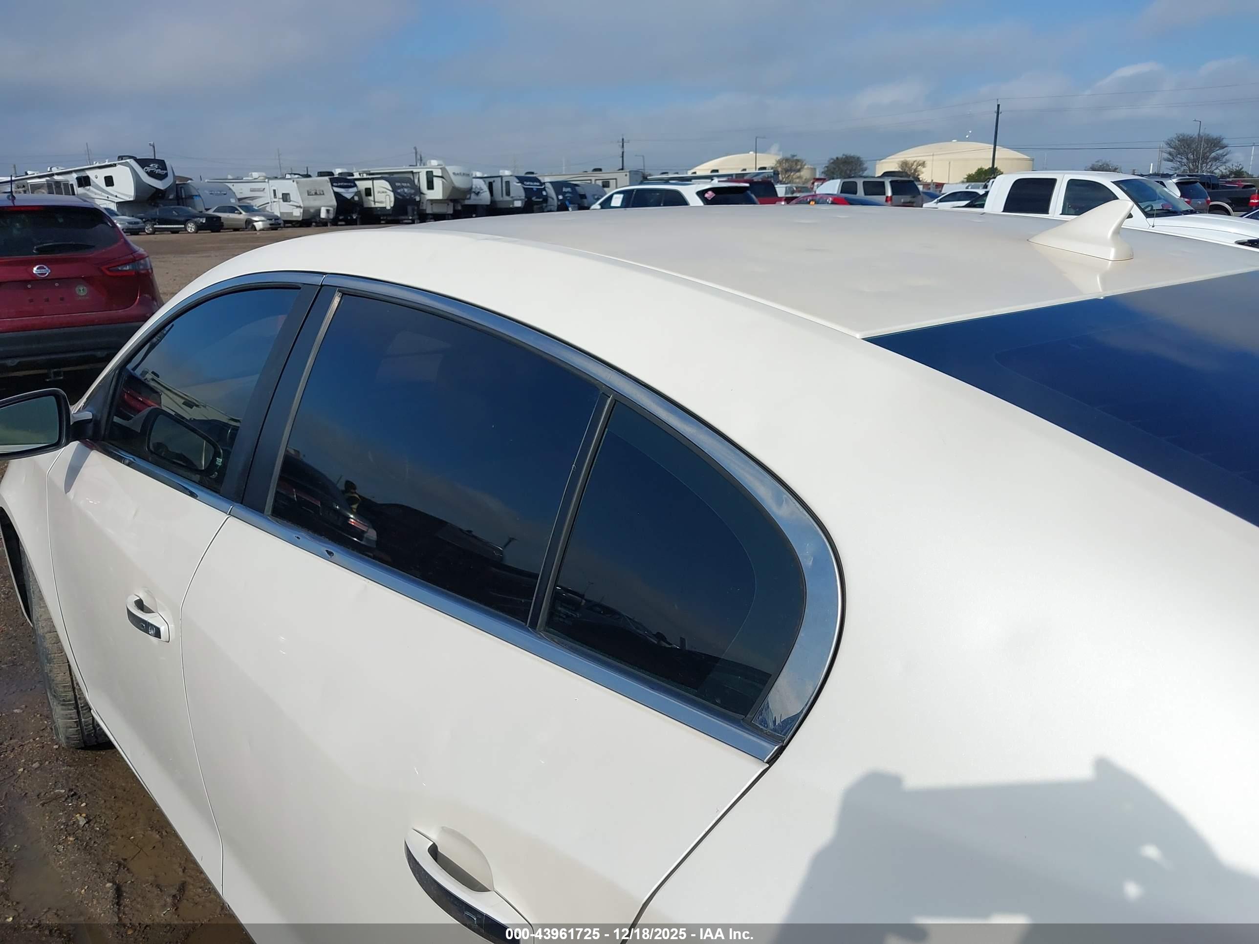 BUICK LACROSSE image 6